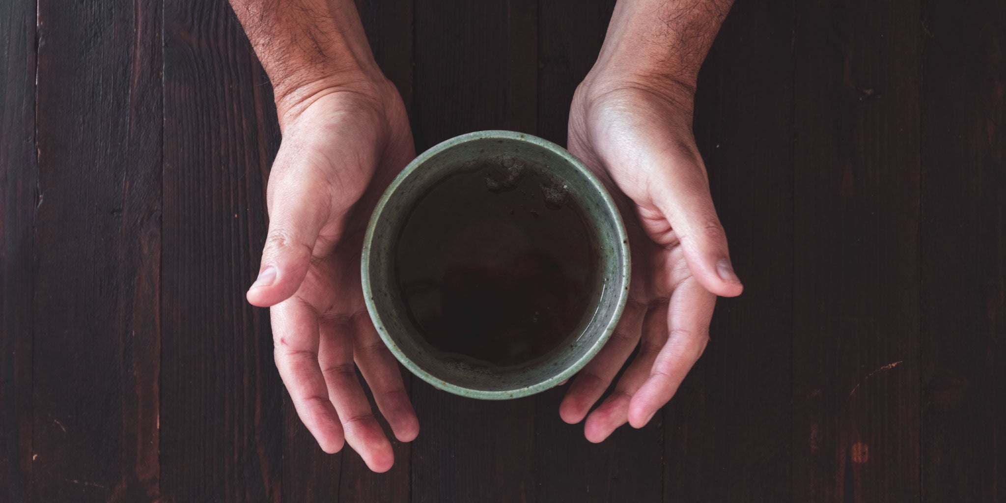 Cómo sostener la taza de té.