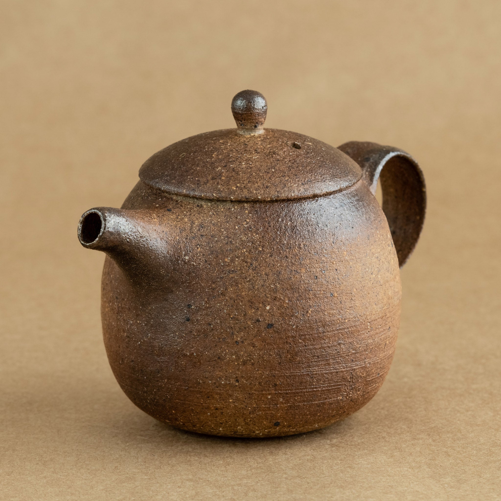 Tetera de gres: Elegante tetera de gres con acabados artesanales, ideal para preparar y disfrutar de tu té favorito.