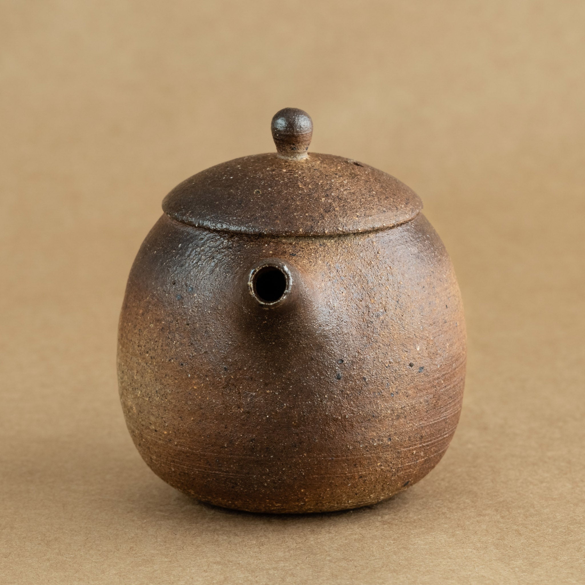 Tetera de gres: Elegante tetera de gres con acabados artesanales, ideal para preparar y disfrutar de tu té favorito.