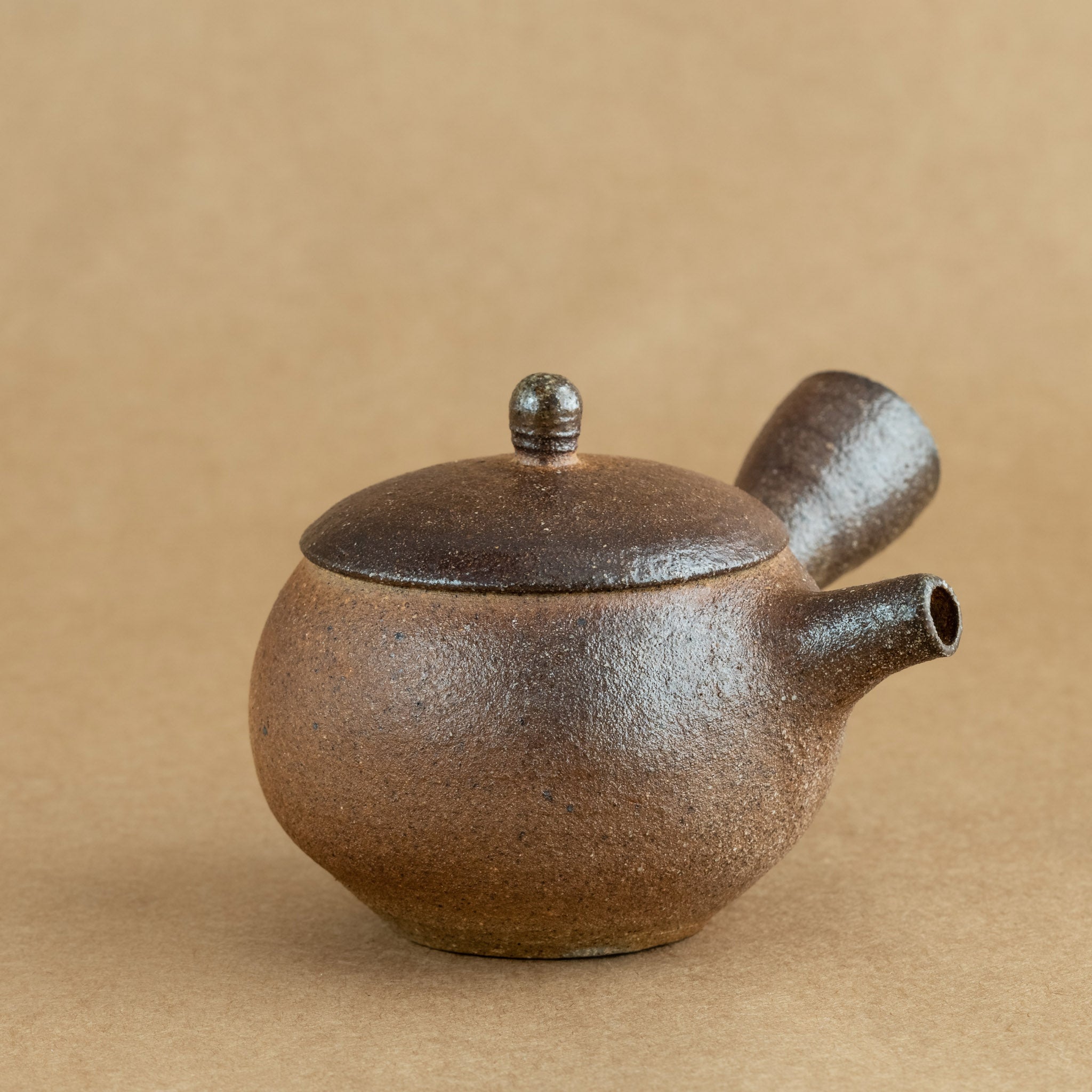 Kyusu de gres: Kyusu japonés de gres, perfecto para infusionar té con precisión y estilo.