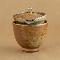 Shiboridashi de gres: Shiboridashi de gres, una pieza única para preparar y servir té de manera tradicional.Shiboridashi de gres: Shiboridashi de gres, una pieza única para preparar y servir té de manera tradicional.