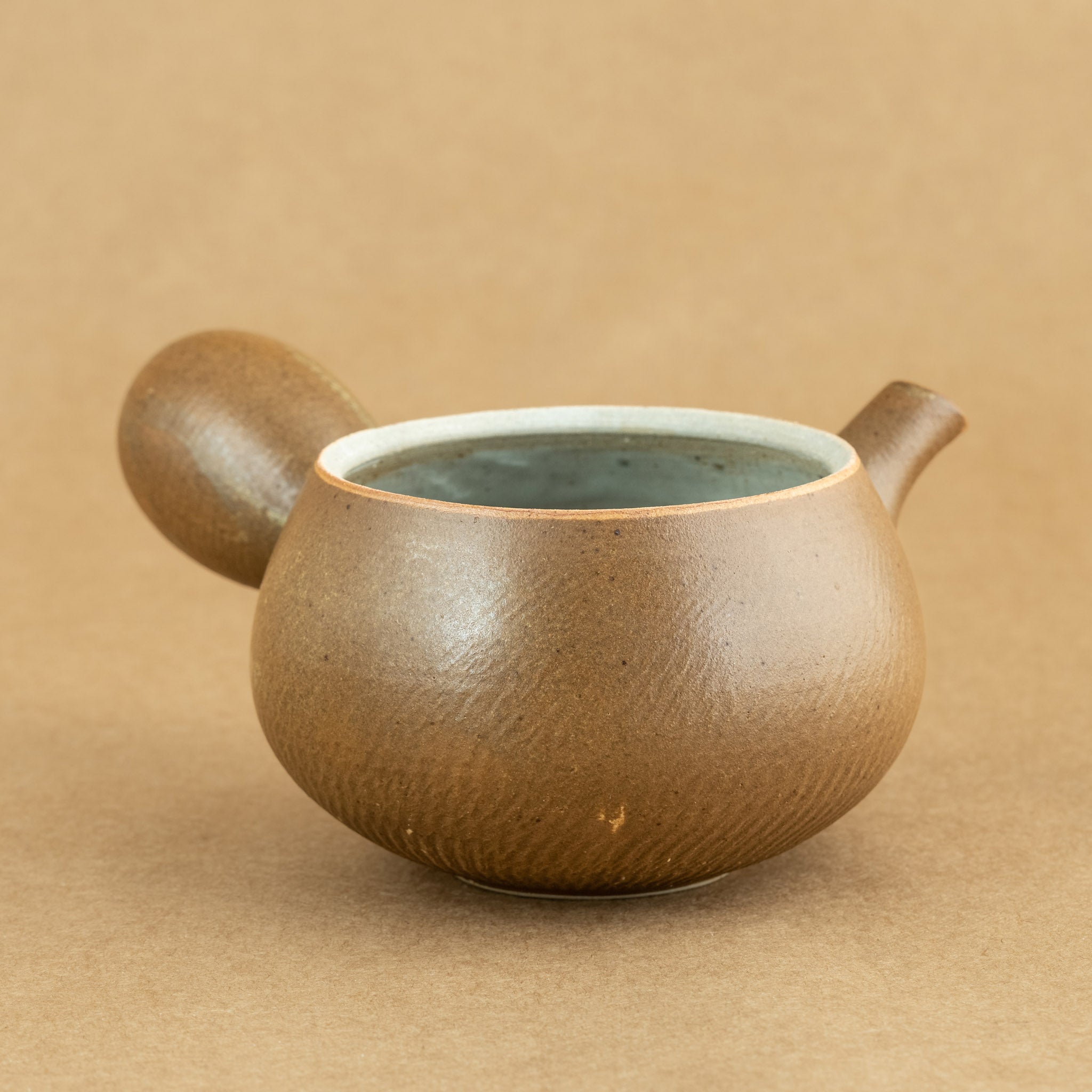 Cha Hai de gres: Cha Hai de gres, una elegante jarra de vertido utilizada en la ceremonia del té, diseñada para disfrutar y apreciar la belleza de la infusión.