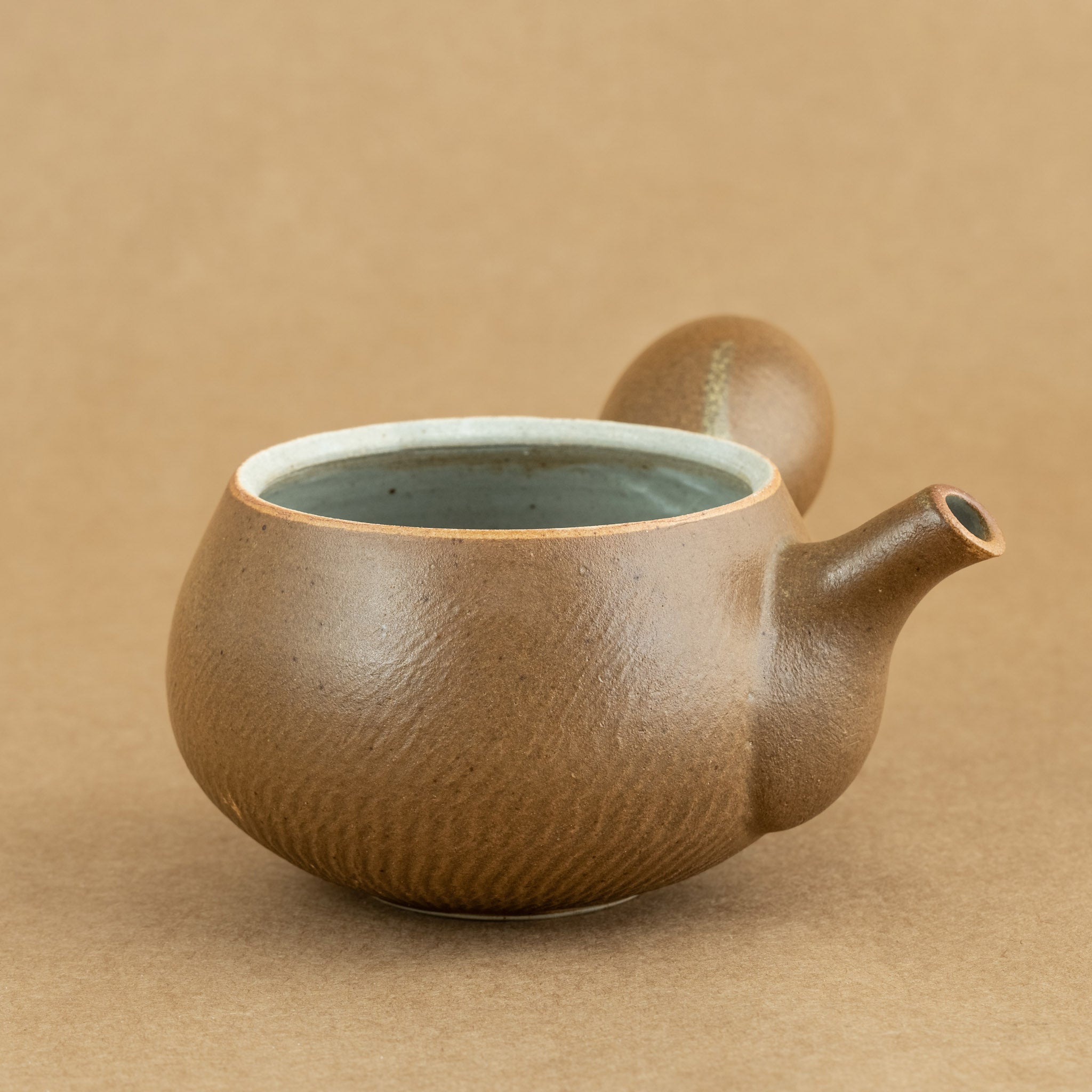 Cha Hai de gres: Cha Hai de gres, una elegante jarra de vertido utilizada en la ceremonia del té, diseñada para disfrutar y apreciar la belleza de la infusión.