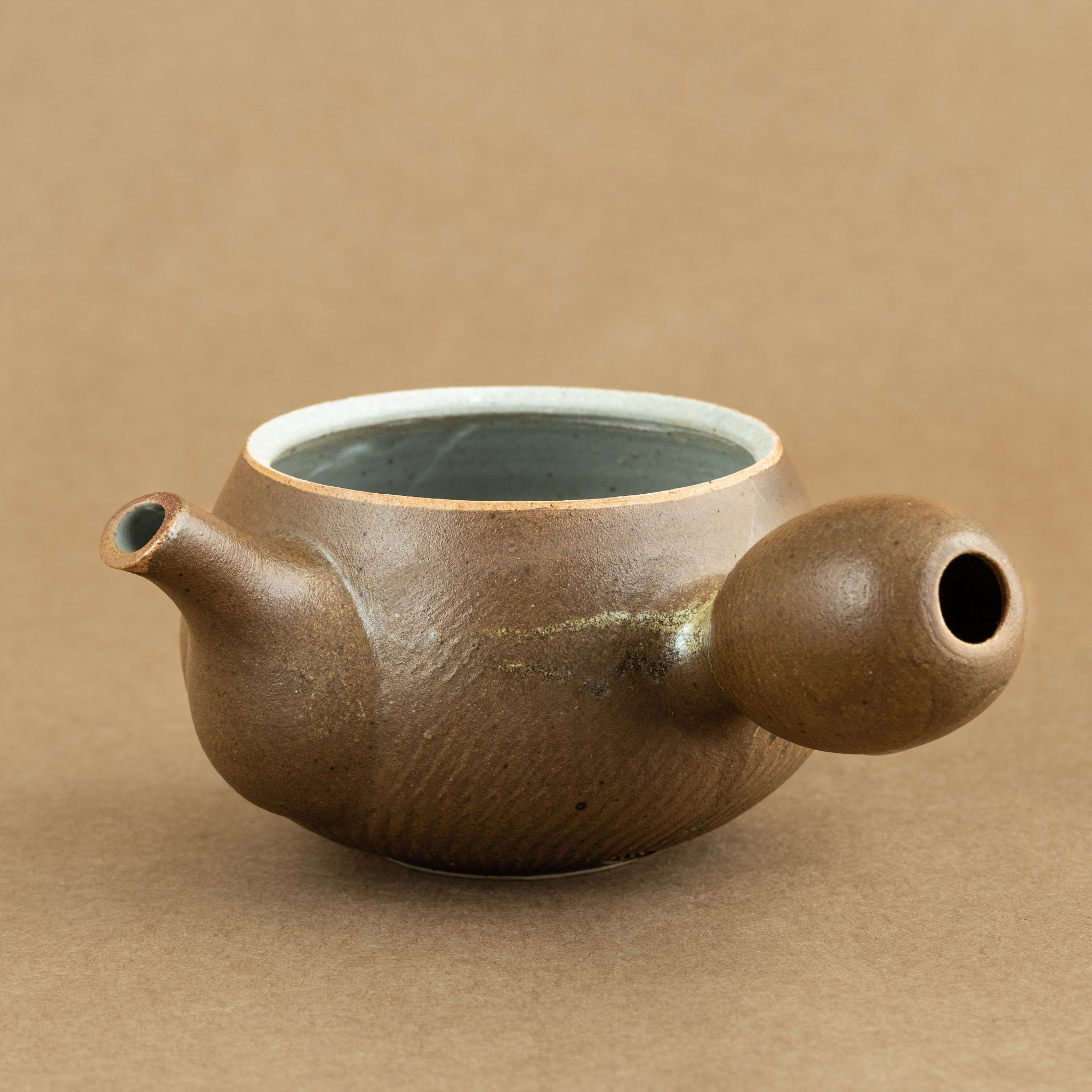 Cha Hai de gres: Cha Hai de gres, una elegante jarra de vertido utilizada en la ceremonia del té, diseñada para disfrutar y apreciar la belleza de la infusión.