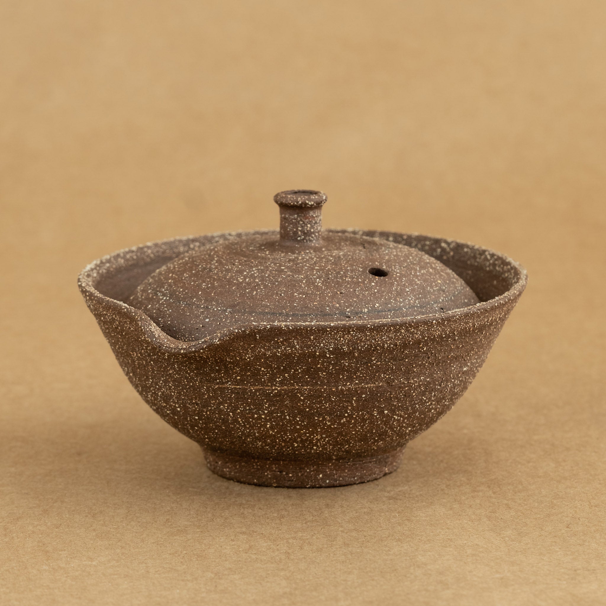 Shiboridashi de gres: Shiboridashi de gres, una pieza única para preparar y servir té de manera tradicional.