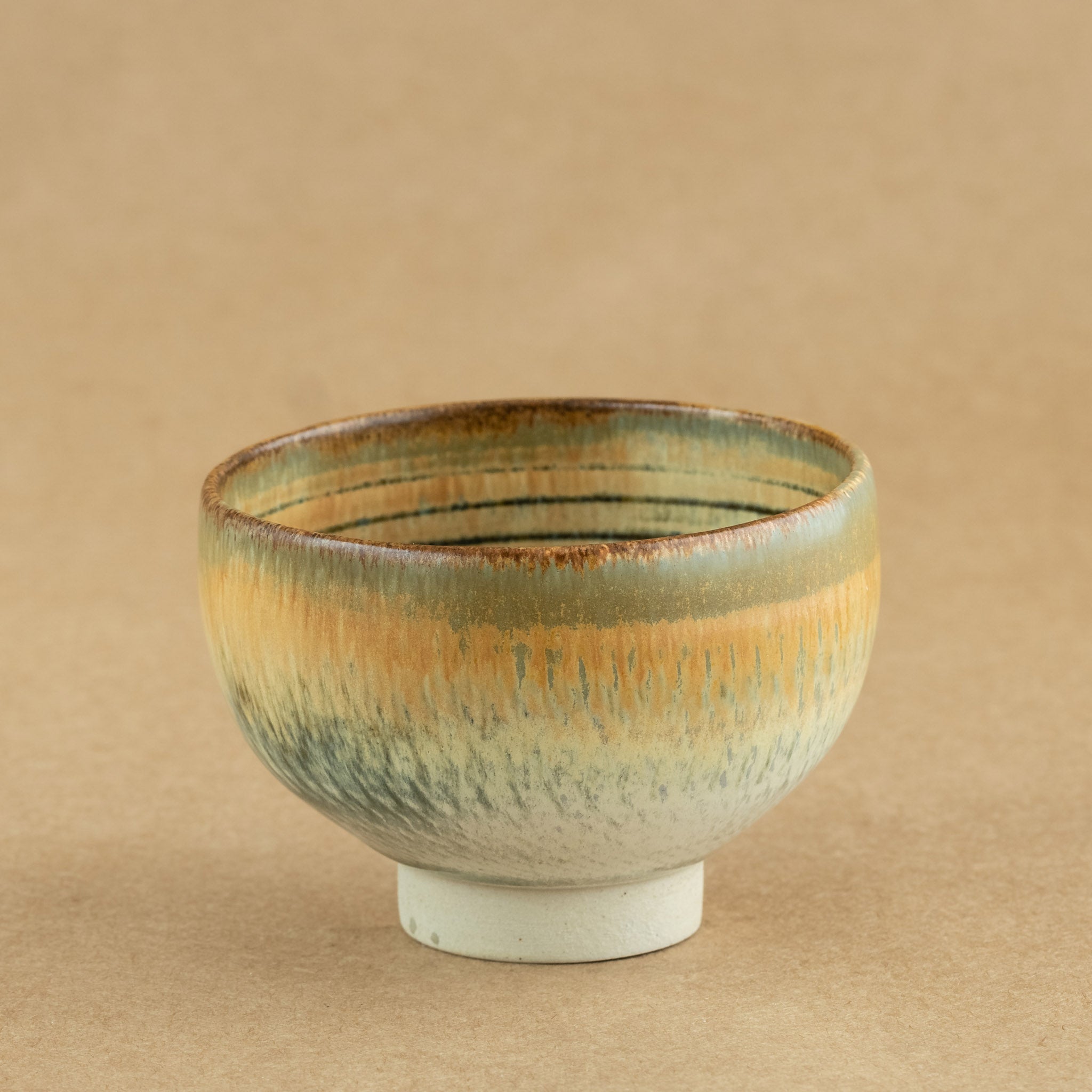Taza de té de porcelana: Taza de té de porcelana elegante y delicada, perfecta para resaltar la experiencia del té.