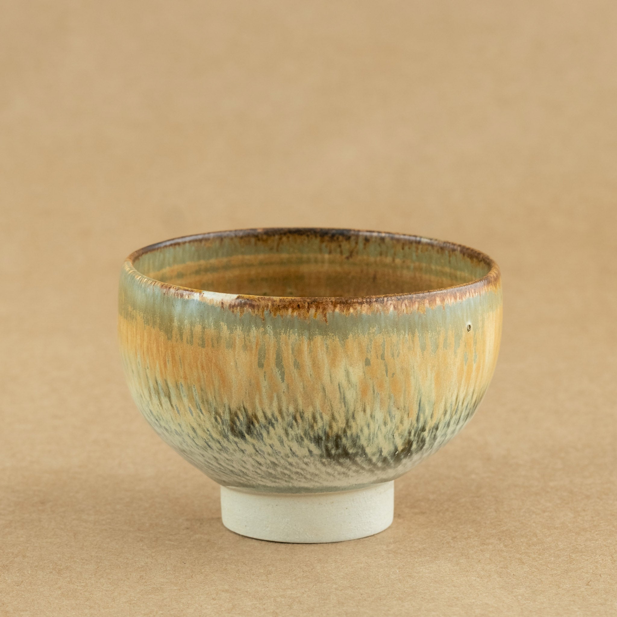 Taza de té de porcelana: Taza de té de porcelana elegante y delicada, perfecta para resaltar la experiencia del té.
