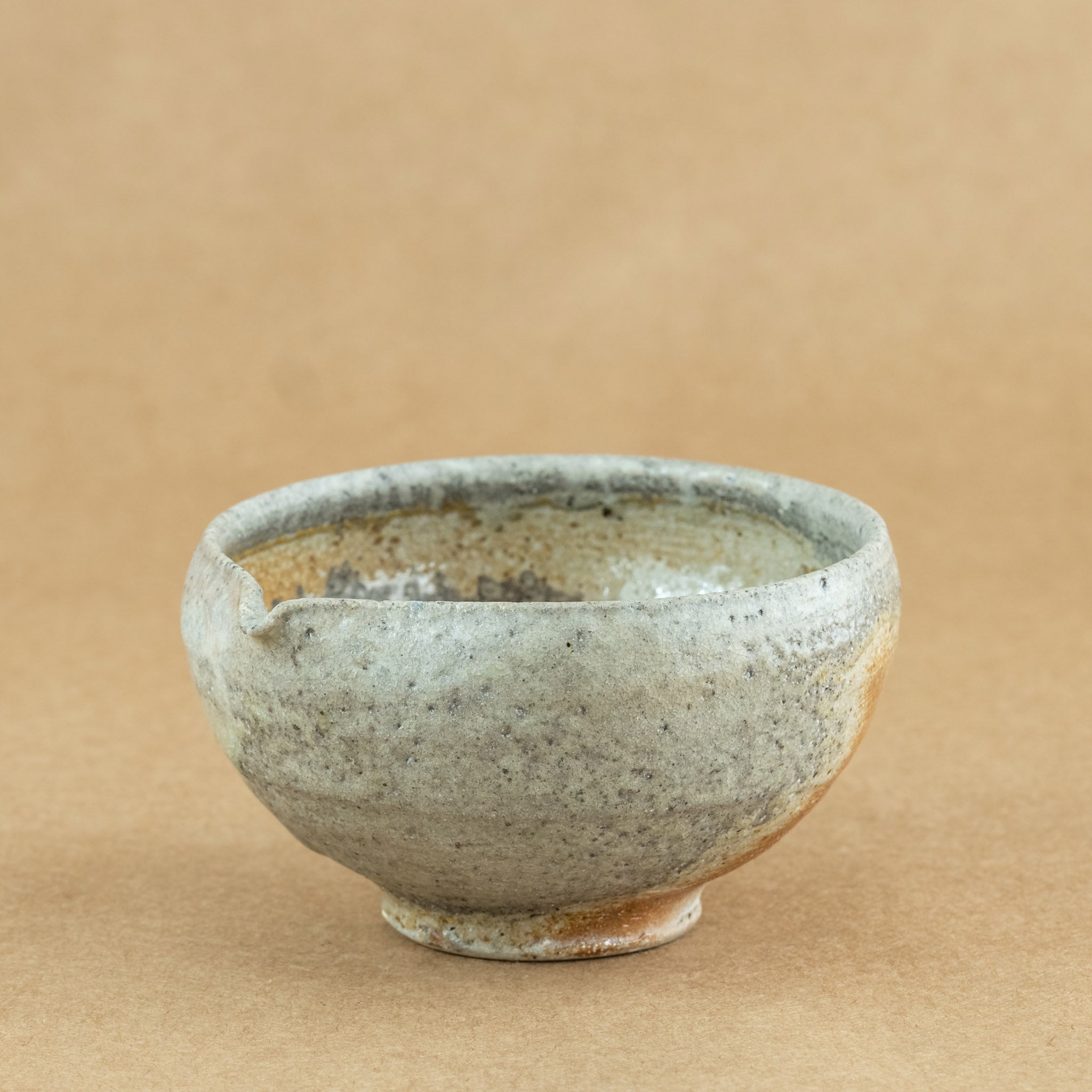 Cha Hai de gres: Cha Hai de gres, una elegante jarra de vertido utilizada en la ceremonia del té, diseñada para disfrutar y apreciar la belleza de la infusión.