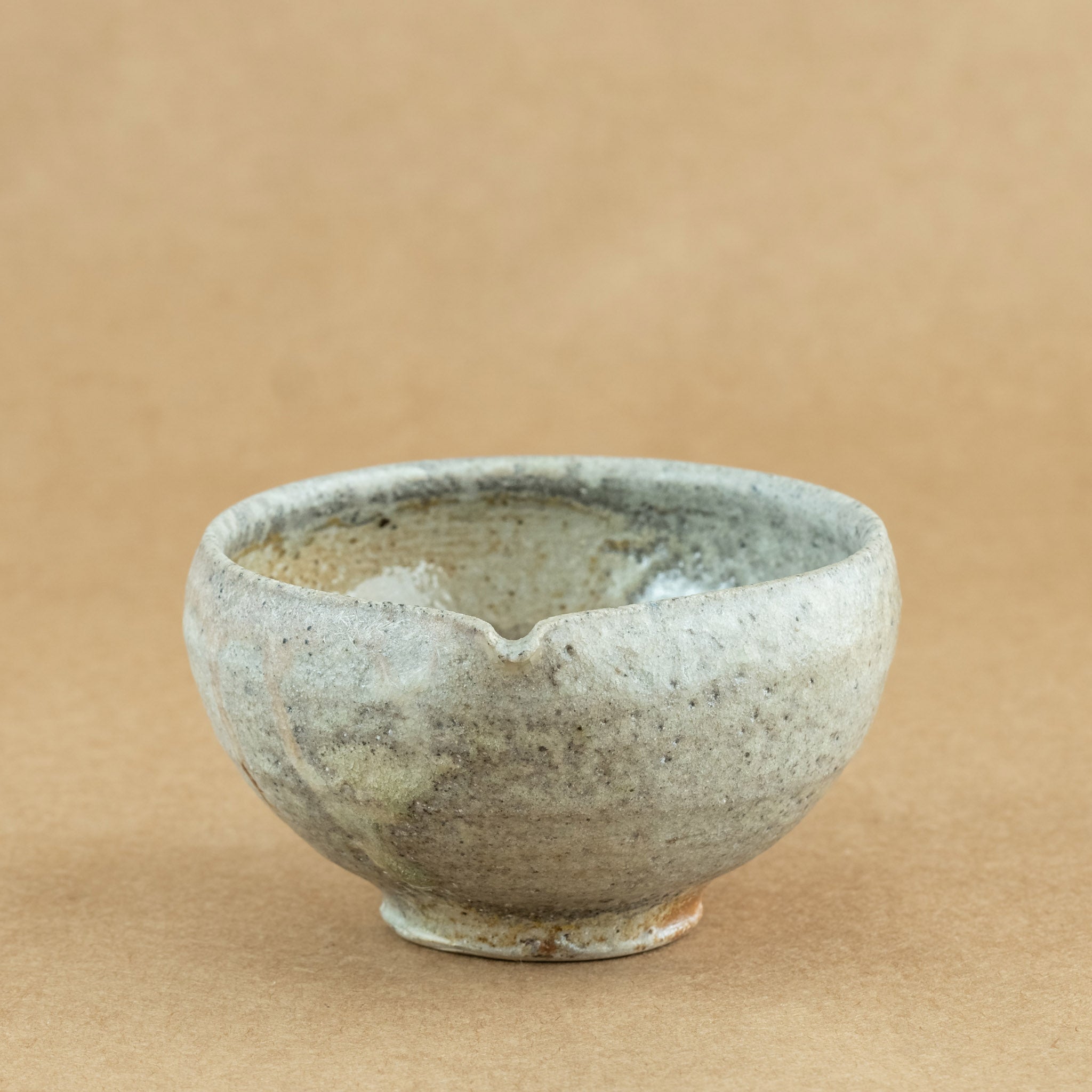 Cha Hai de gres: Cha Hai de gres, una elegante jarra de vertido utilizada en la ceremonia del té, diseñada para disfrutar y apreciar la belleza de la infusión.