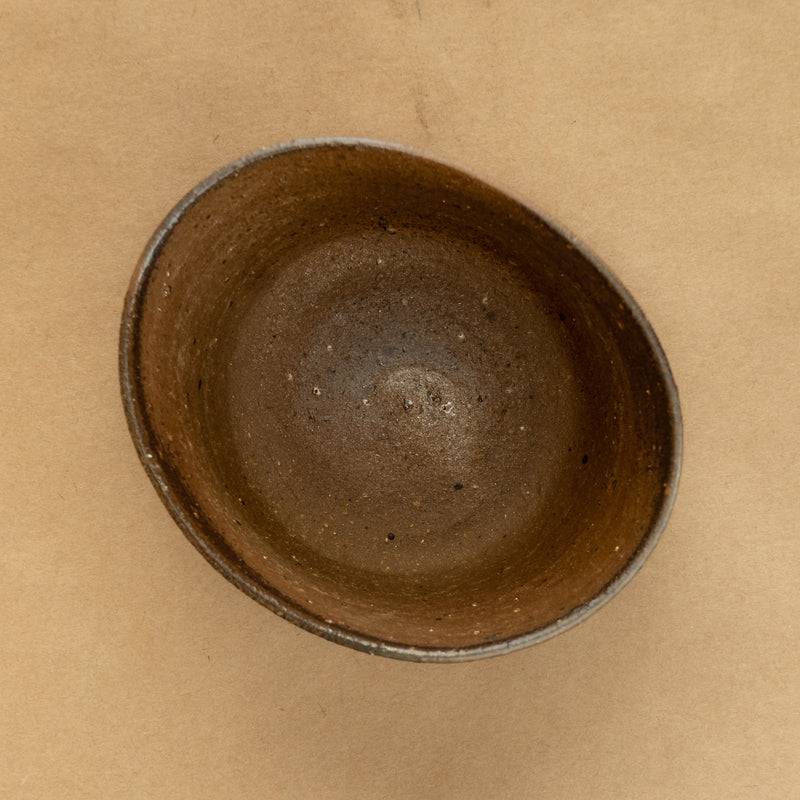 Chawan de gres: Chawan de gres, cuenco tradicional para la ceremonia del té, con detalles que expresan autenticidad.
