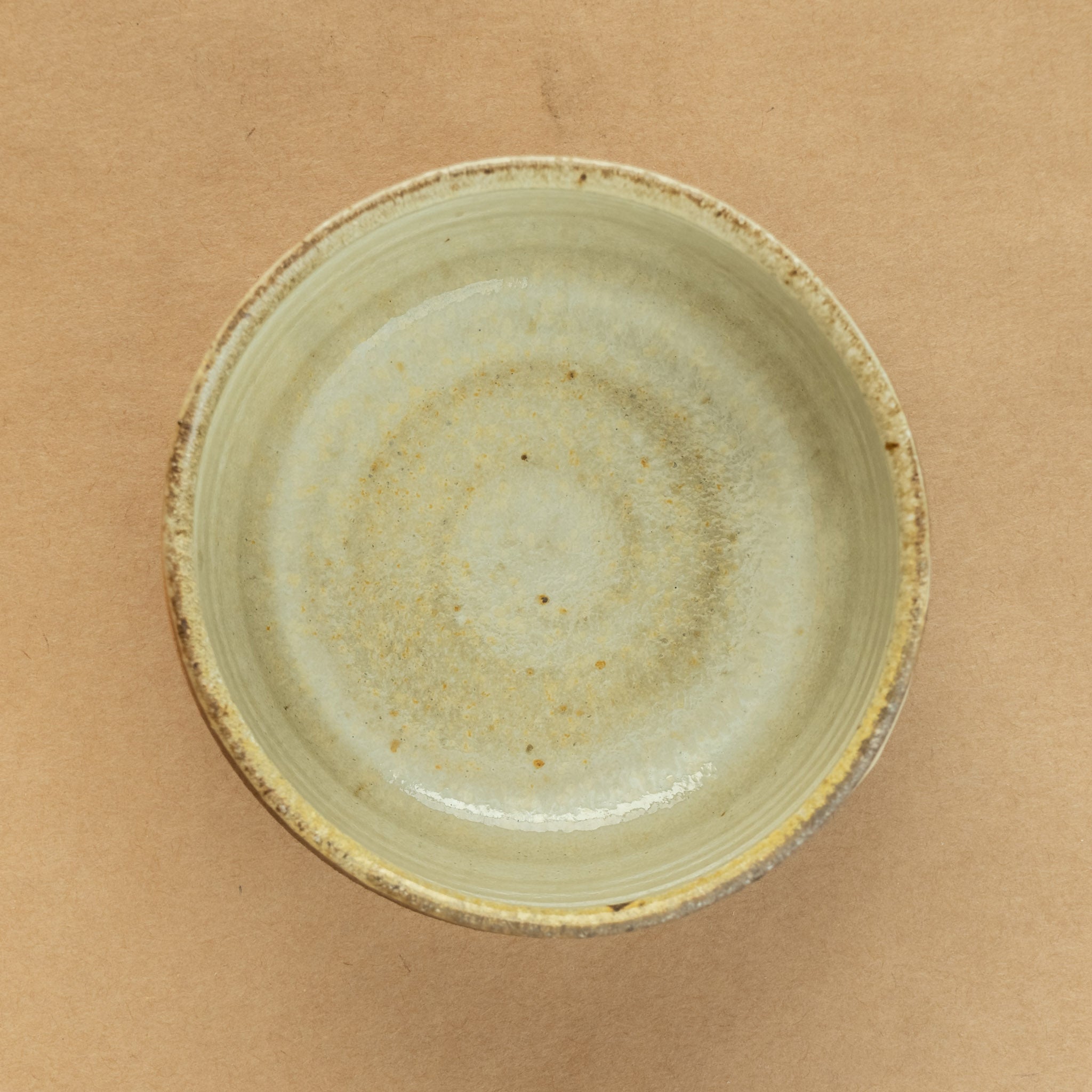 Chawan de gres: Chawan de gres, cuenco tradicional para la ceremonia del té, con detalles que expresan autenticidad.
