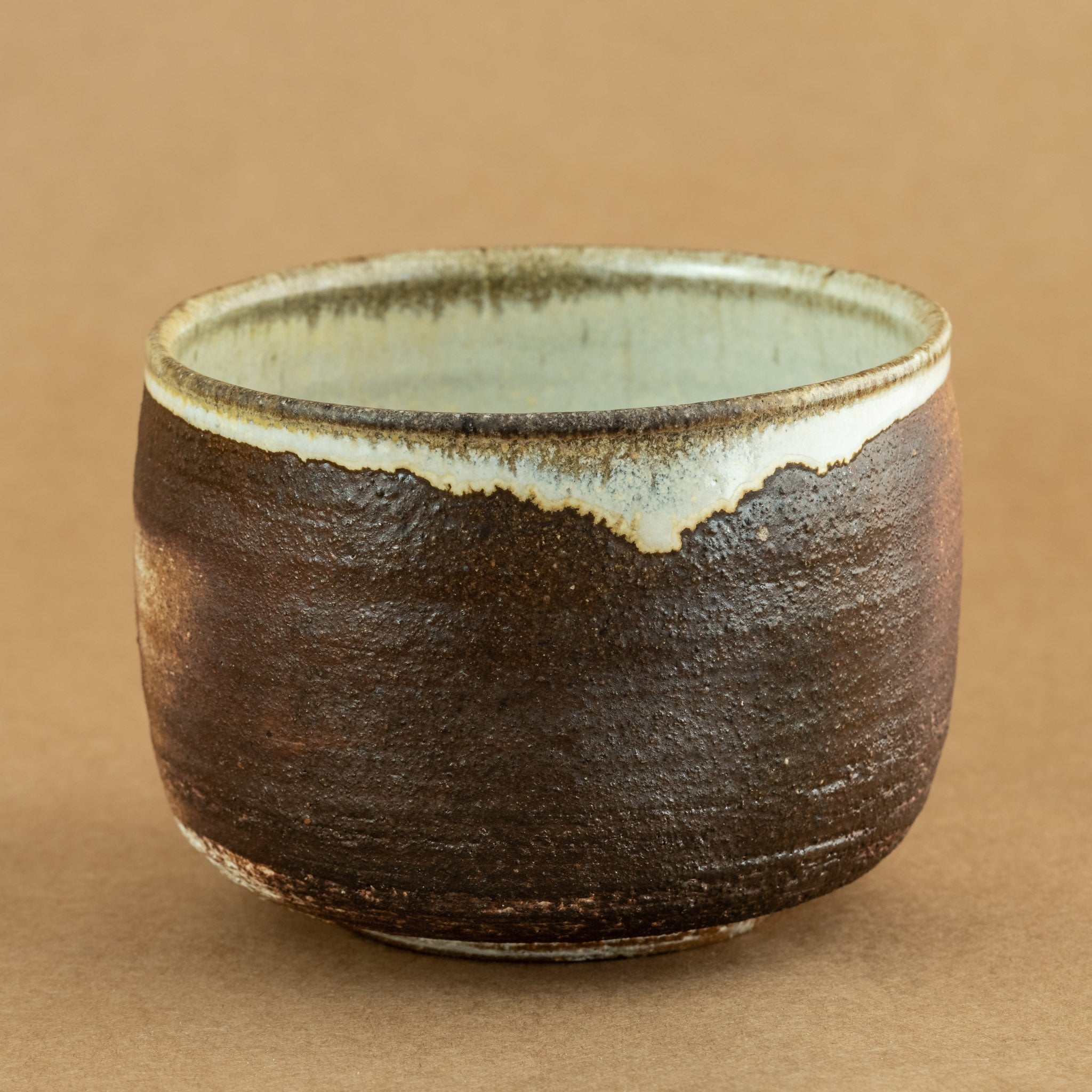 Chawan de gres: Chawan de gres, cuenco tradicional para la ceremonia del té, con detalles que expresan autenticidad.