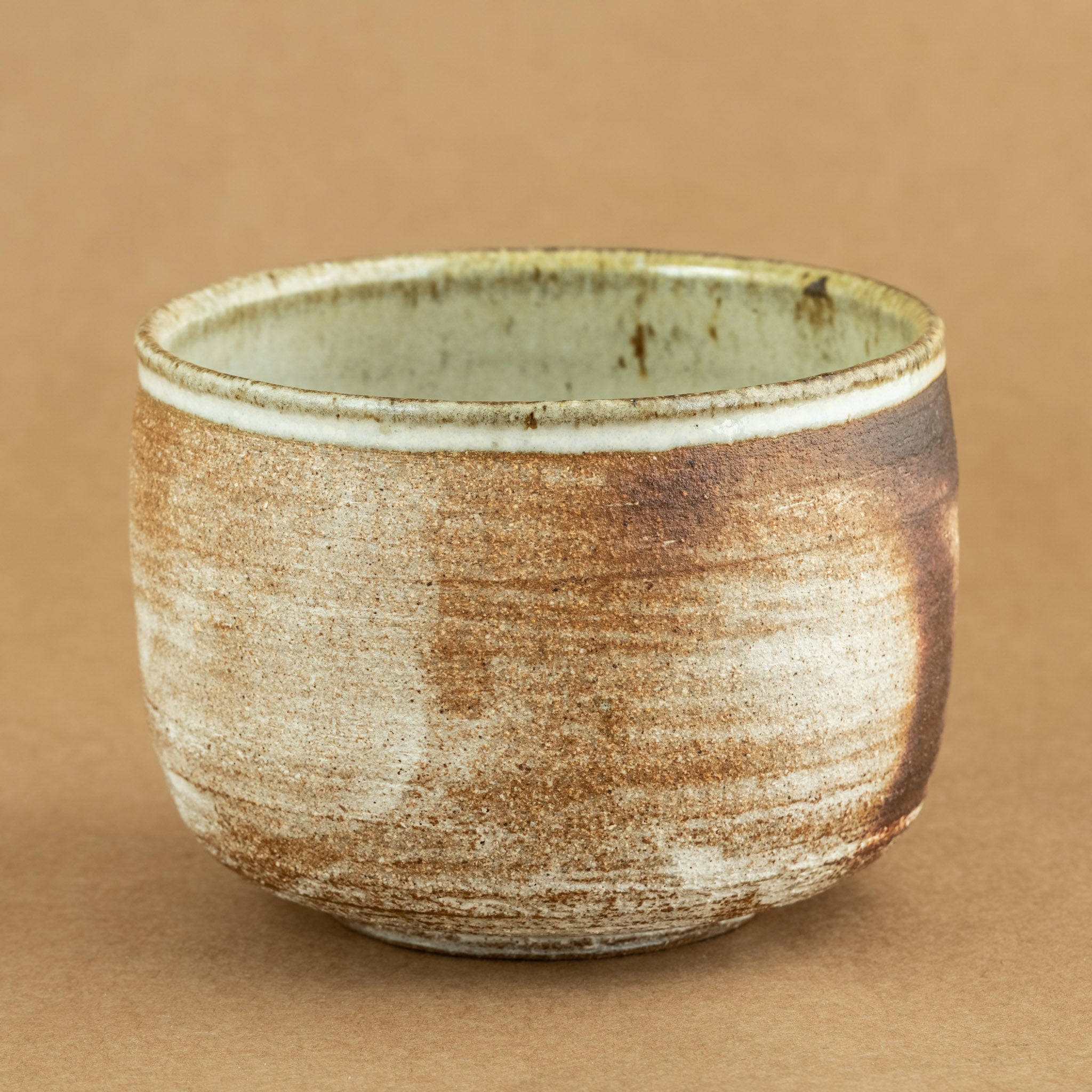 Chawan de gres: Chawan de gres, cuenco tradicional para la ceremonia del té, con detalles que expresan autenticidad.
