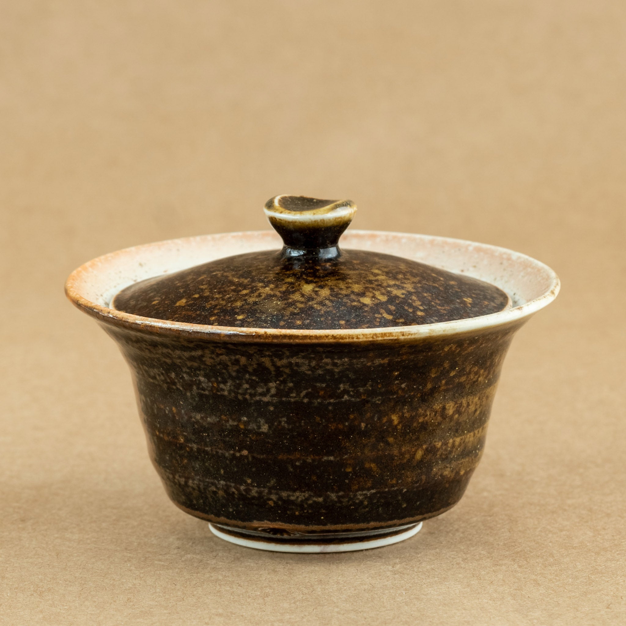 Gaiwan de porcelana: Gaiwan de porcelana, una elegante herramienta de preparación de té con tapa y cuenco, ideal para disfrutar de infusiones precisas y aromáticas.