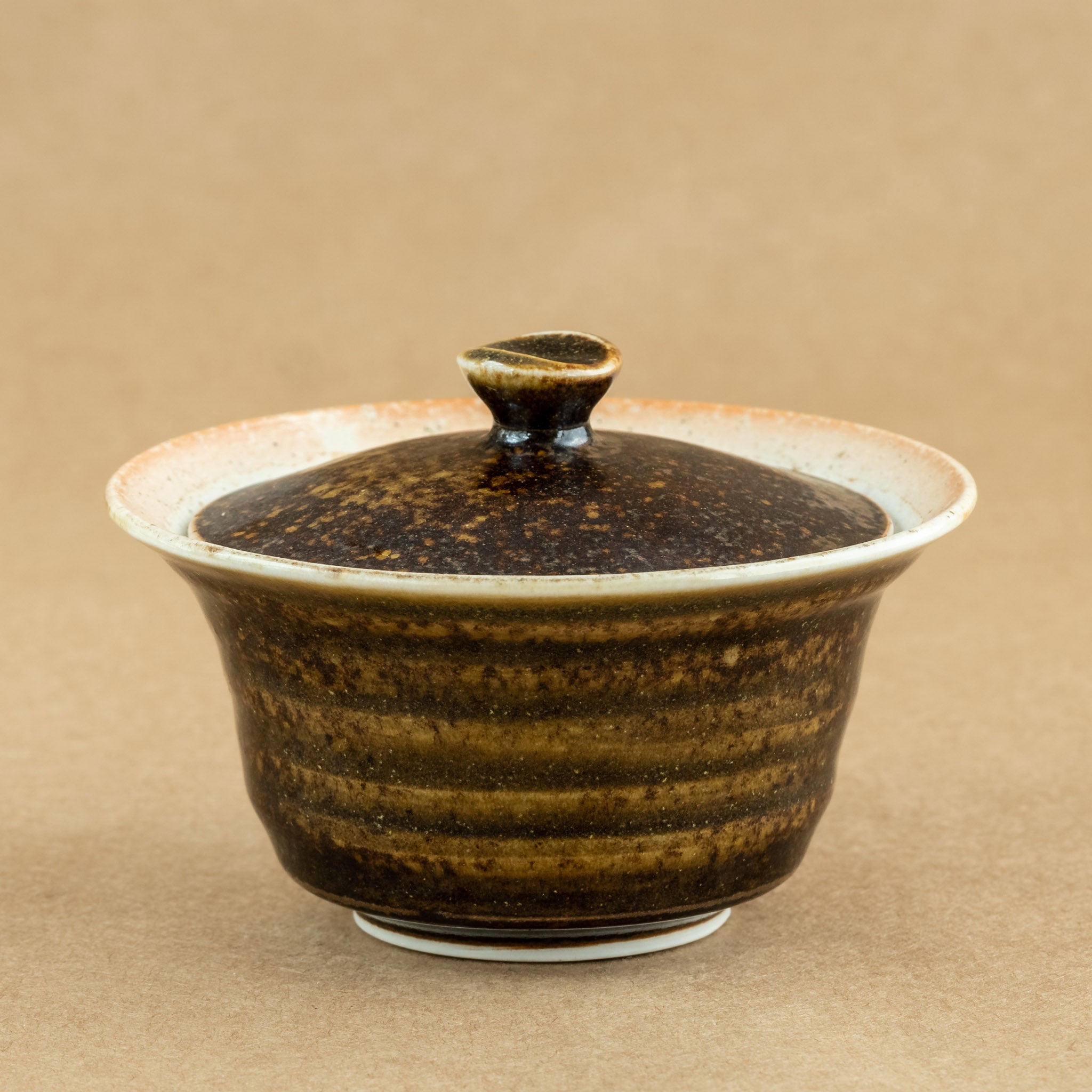 Gaiwan de porcelana: Gaiwan de porcelana, una elegante herramienta de preparación de té con tapa y cuenco, ideal para disfrutar de infusiones precisas y aromáticas.