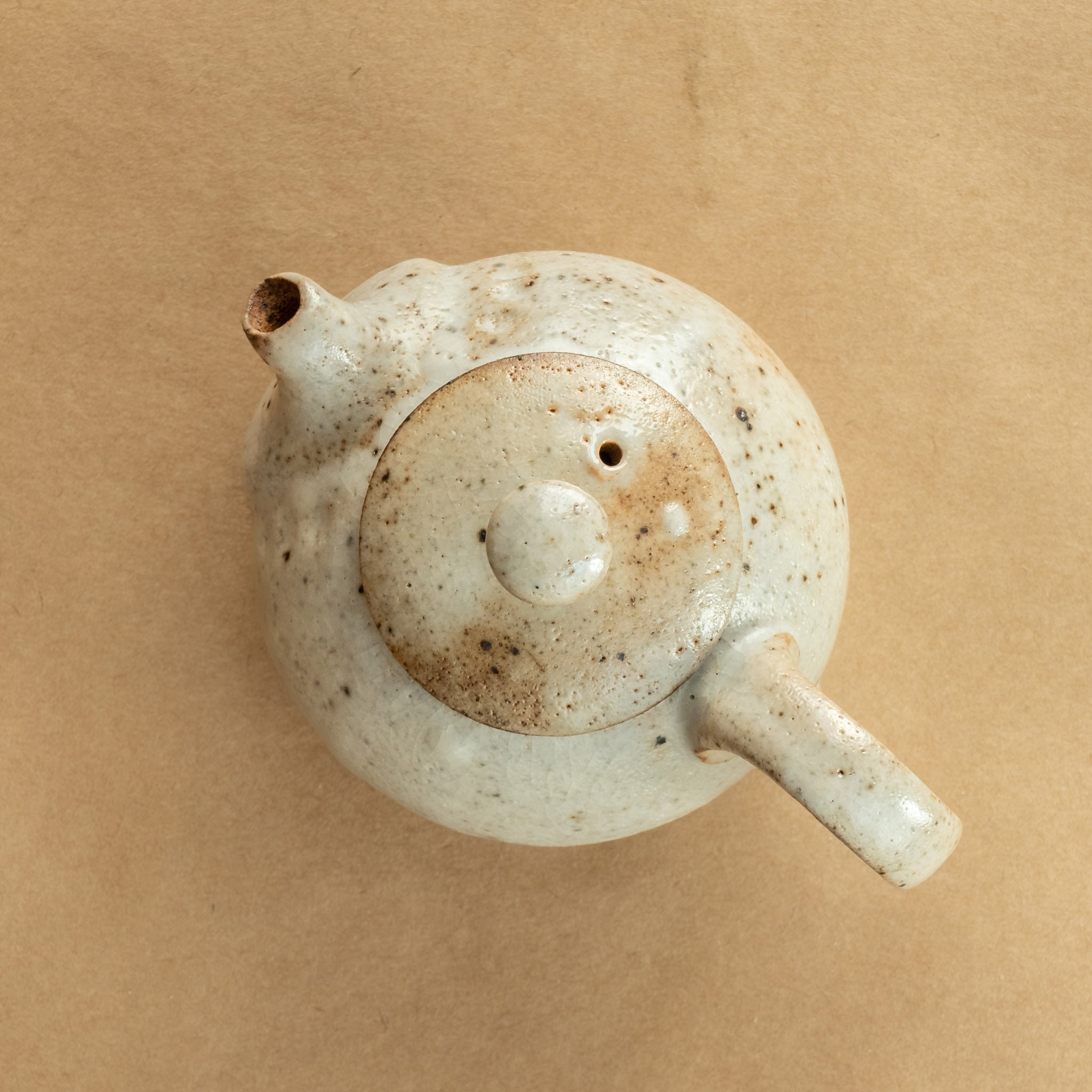 Tetera de gres: Elegante tetera de gres con acabados artesanales, ideal para preparar y disfrutar de tu té favorito.