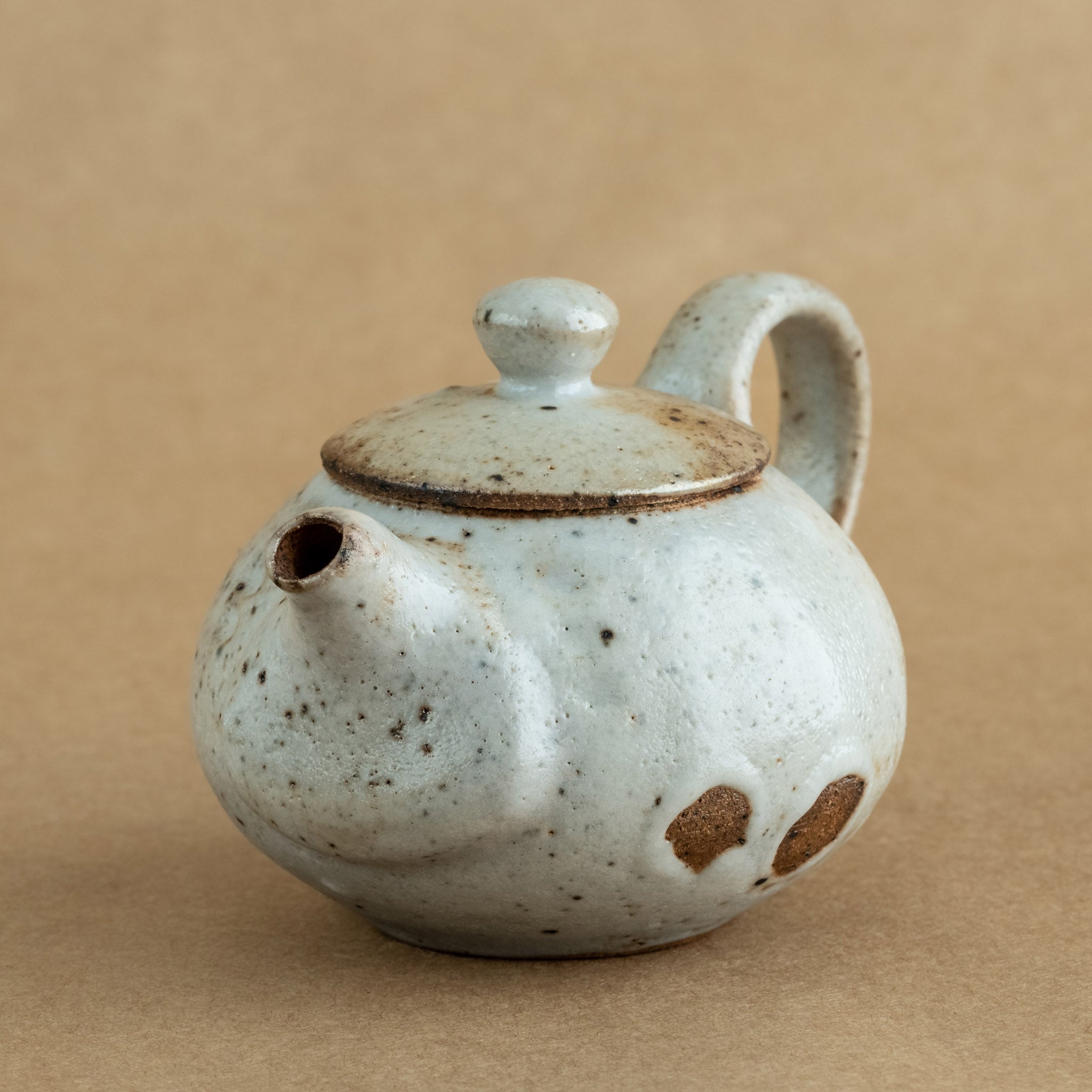 Tetera de gres: Elegante tetera de gres con acabados artesanales, ideal para preparar y disfrutar de tu té favorito.