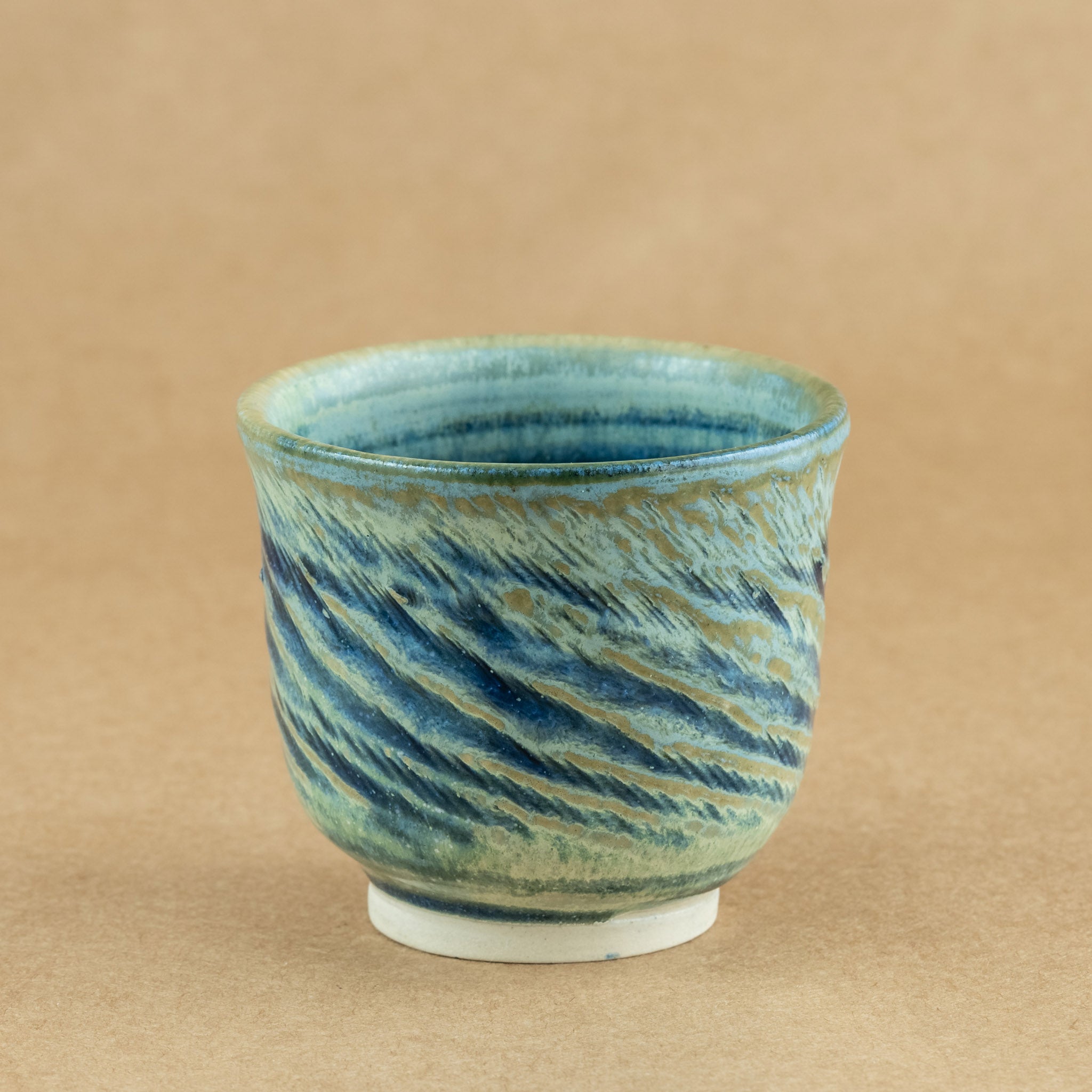 Taza de té de porcelana: Taza de té de porcelana elegante y delicada, perfecta para resaltar la experiencia del té.