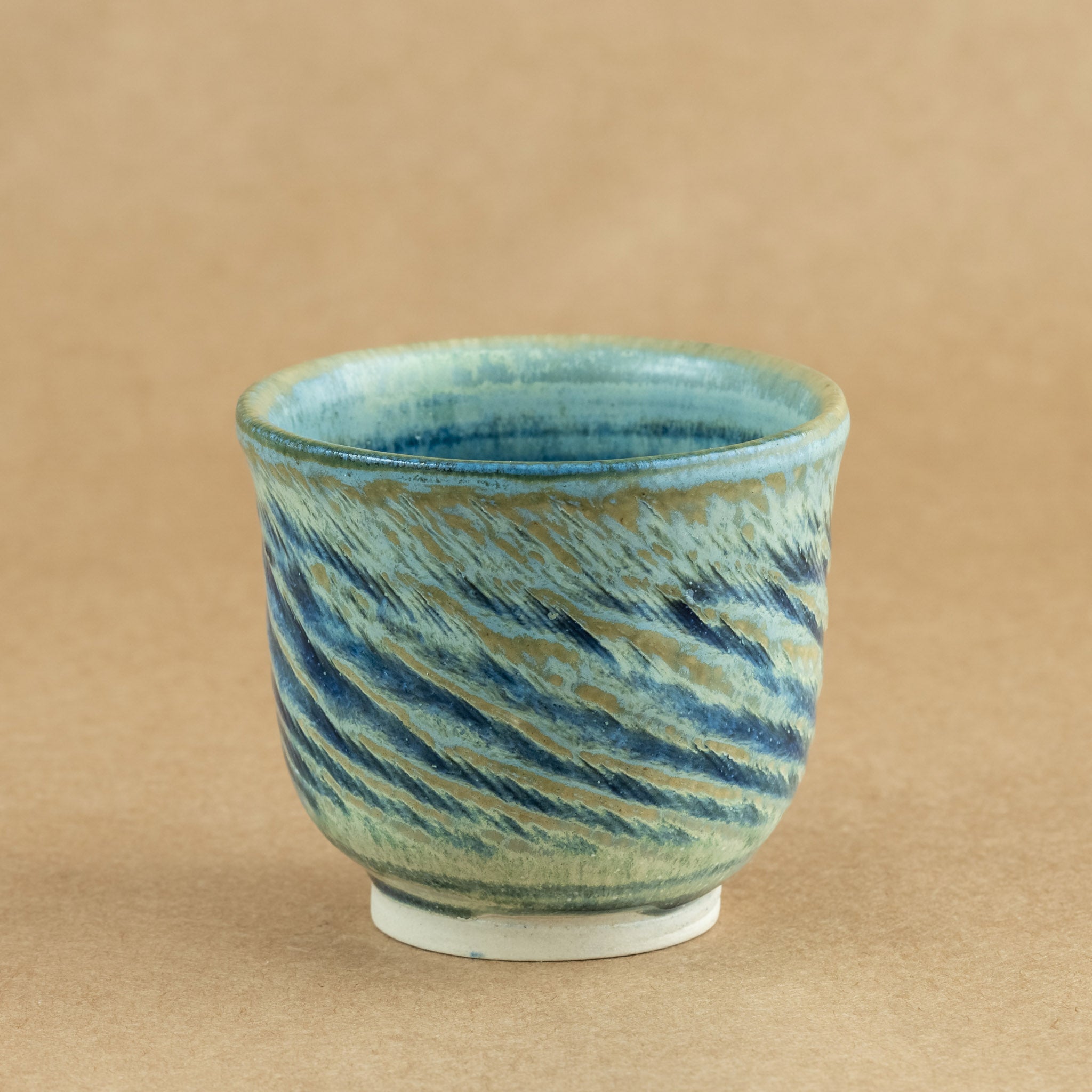 Taza de té de porcelana: Taza de té de porcelana elegante y delicada, perfecta para resaltar la experiencia del té.