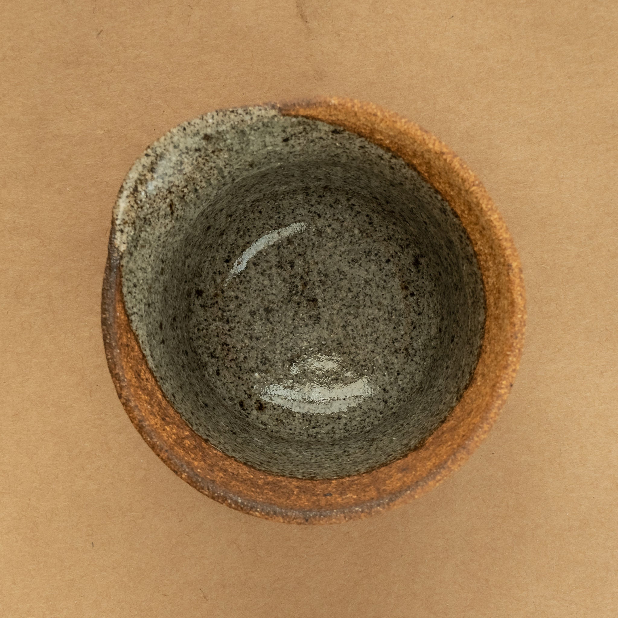 Shiboridashi de gres: Shiboridashi de gres, una pieza única para preparar y servir té de manera tradicional.