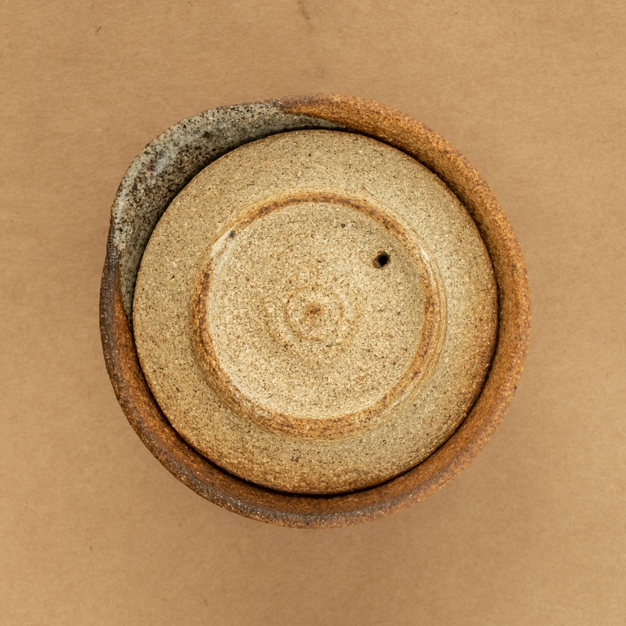 Shiboridashi de gres: Shiboridashi de gres, una pieza única para preparar y servir té de manera tradicional.
