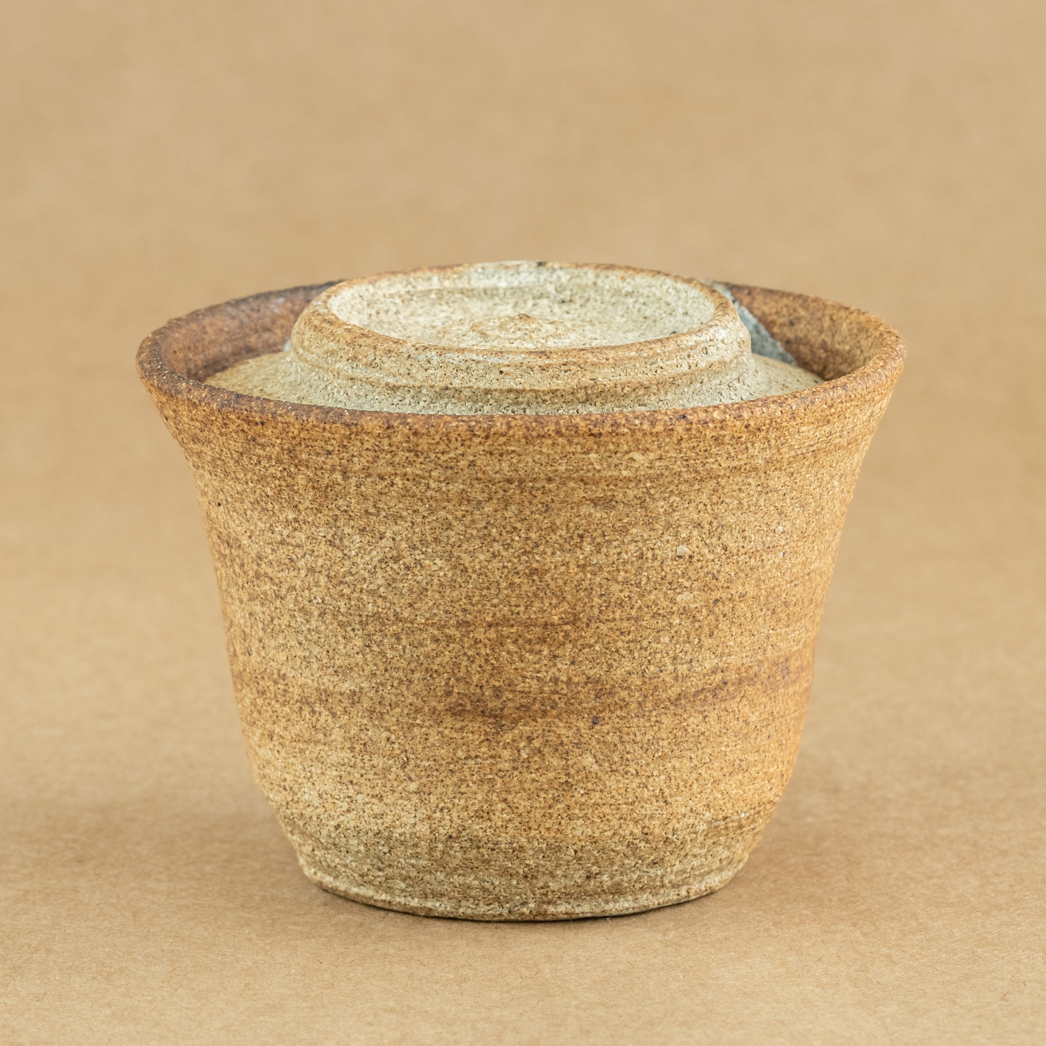 Shiboridashi de gres: Shiboridashi de gres, una pieza única para preparar y servir té de manera tradicional.