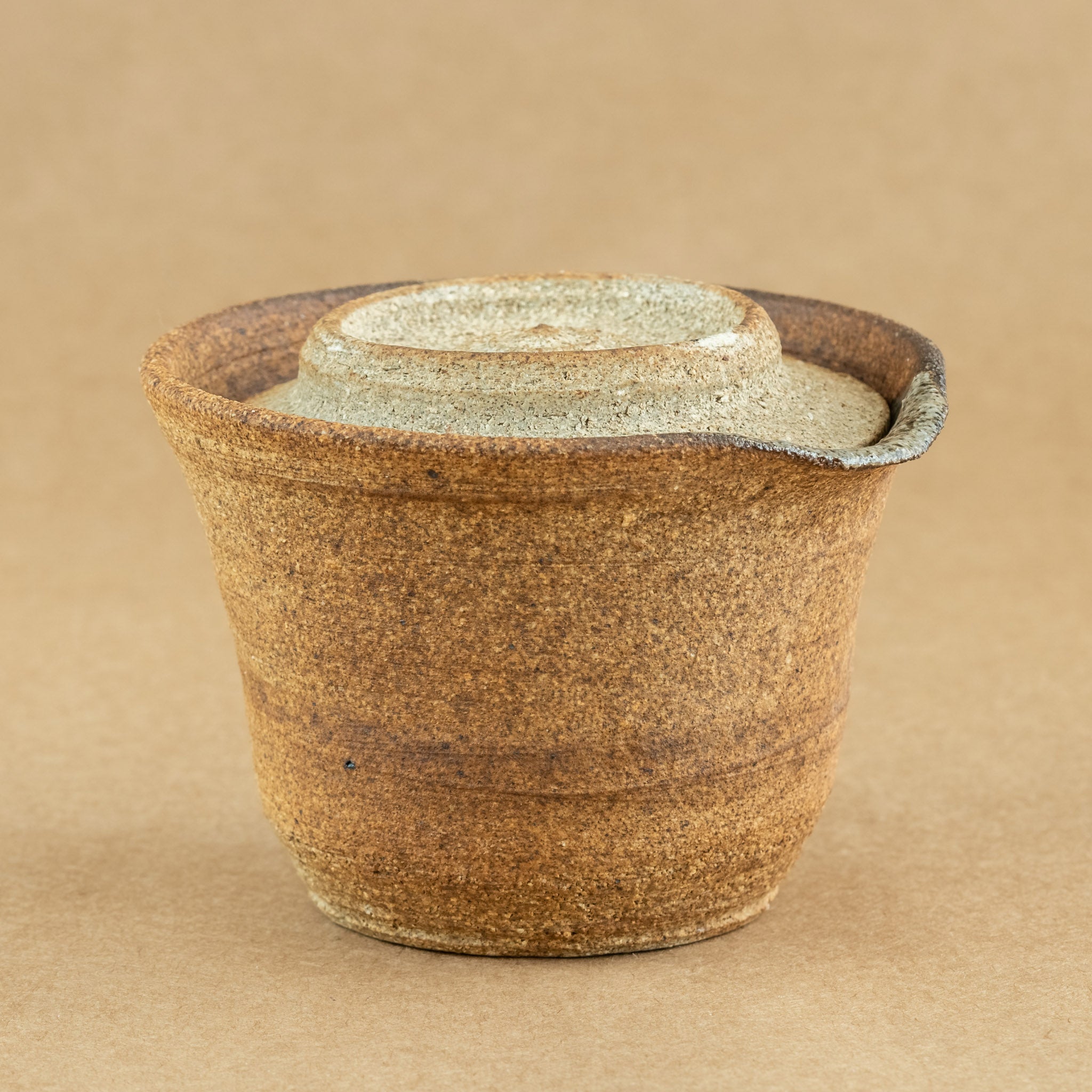 Shiboridashi de gres: Shiboridashi de gres, una pieza única para preparar y servir té de manera tradicional.