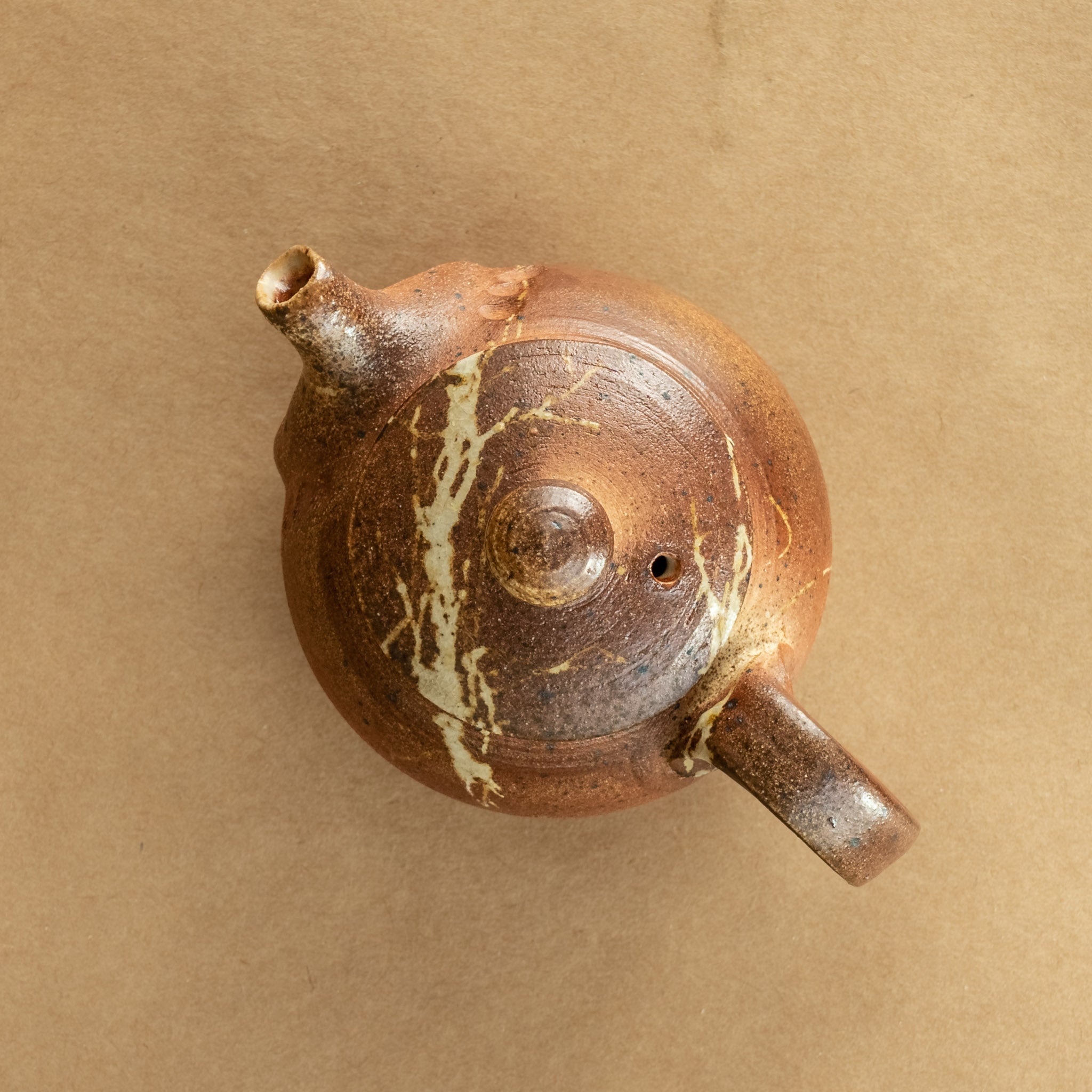 Tetera de gres: Elegante tetera de gres con acabados artesanales, ideal para preparar y disfrutar de tu té favorito.