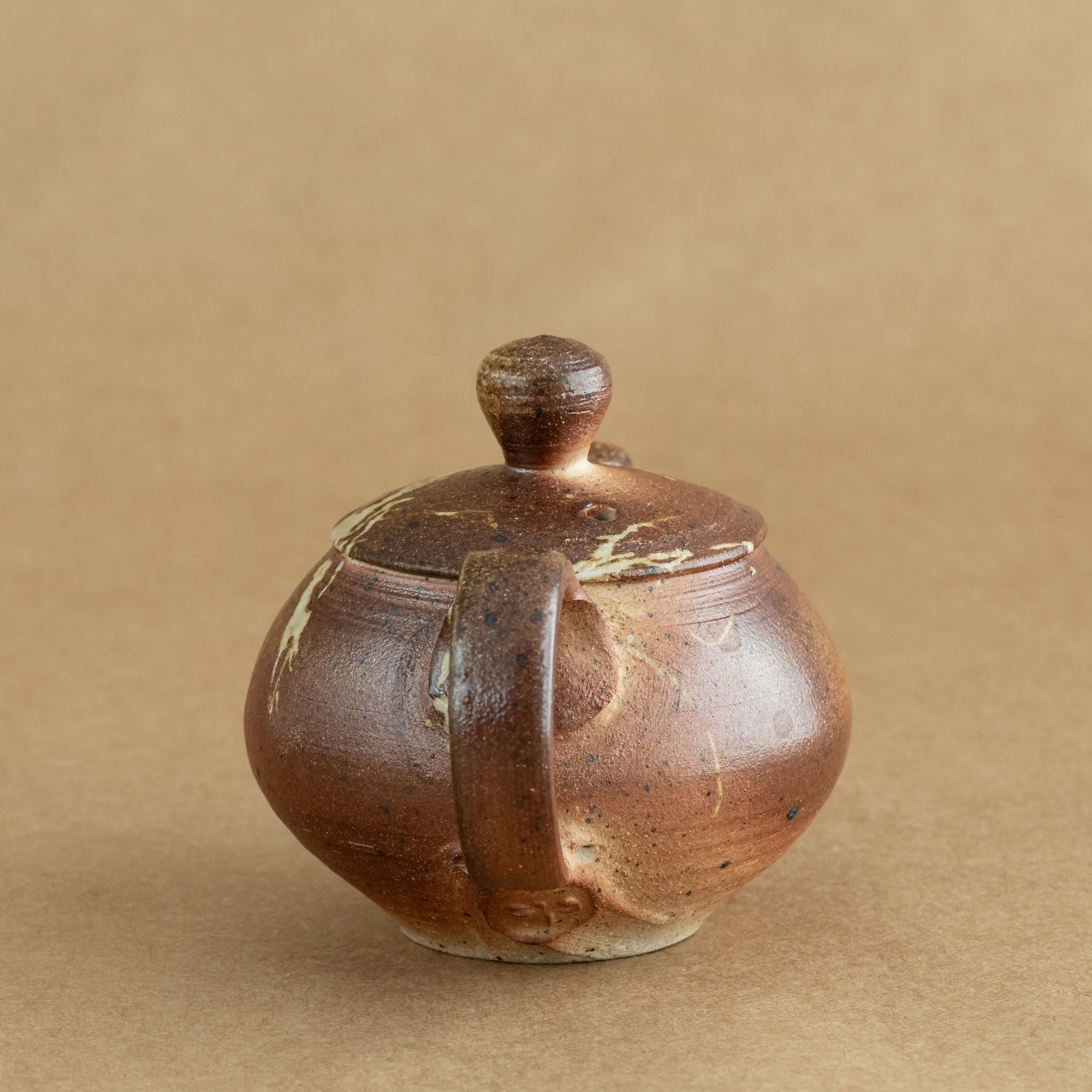 Tetera de gres: Elegante tetera de gres con acabados artesanales, ideal para preparar y disfrutar de tu té favorito.