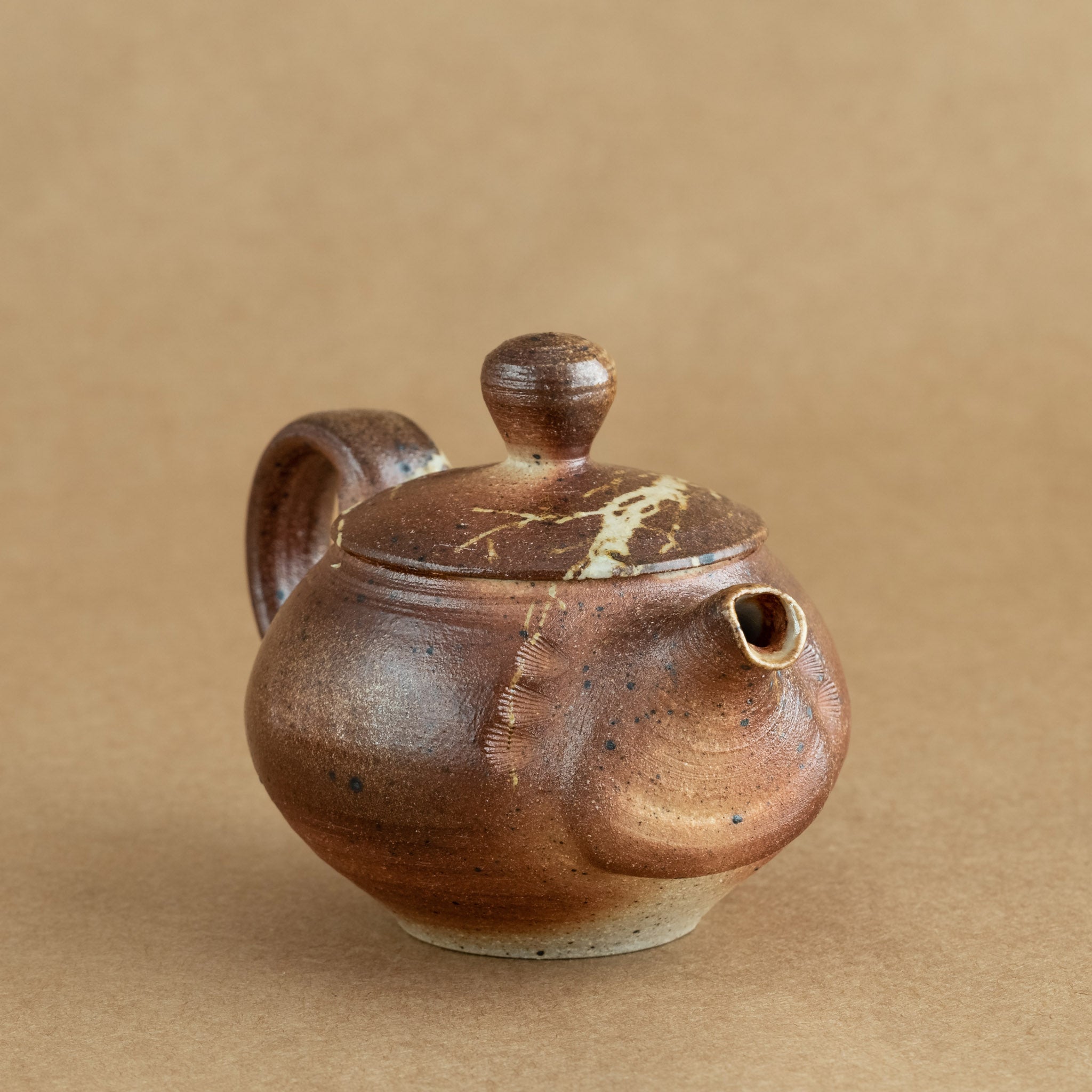 Tetera de gres: Elegante tetera de gres con acabados artesanales, ideal para preparar y disfrutar de tu té favorito.