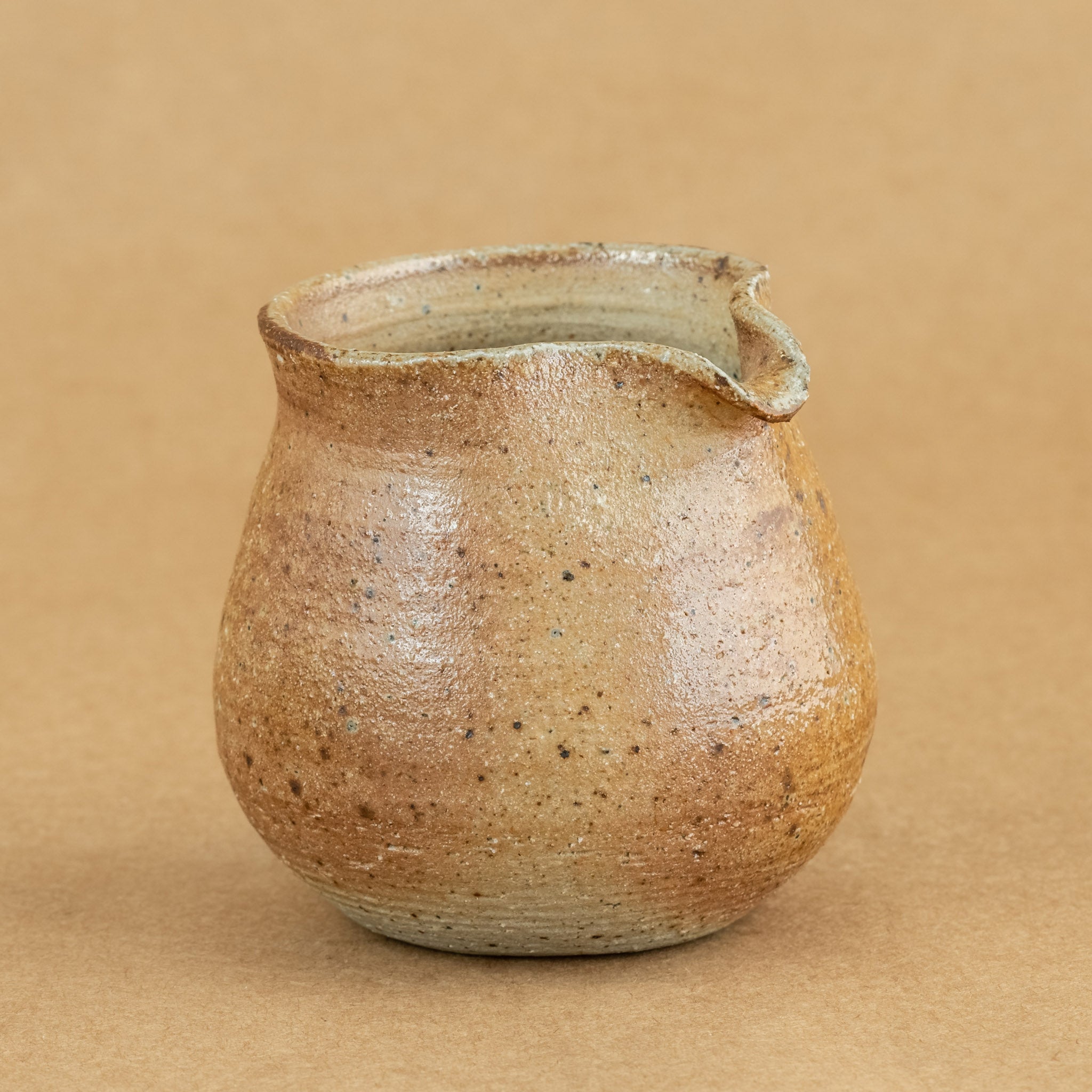 Cha Hai de gres: Cha Hai de gres, una elegante jarra de vertido utilizada en la ceremonia del té, diseñada para disfrutar y apreciar la belleza de la infusión.