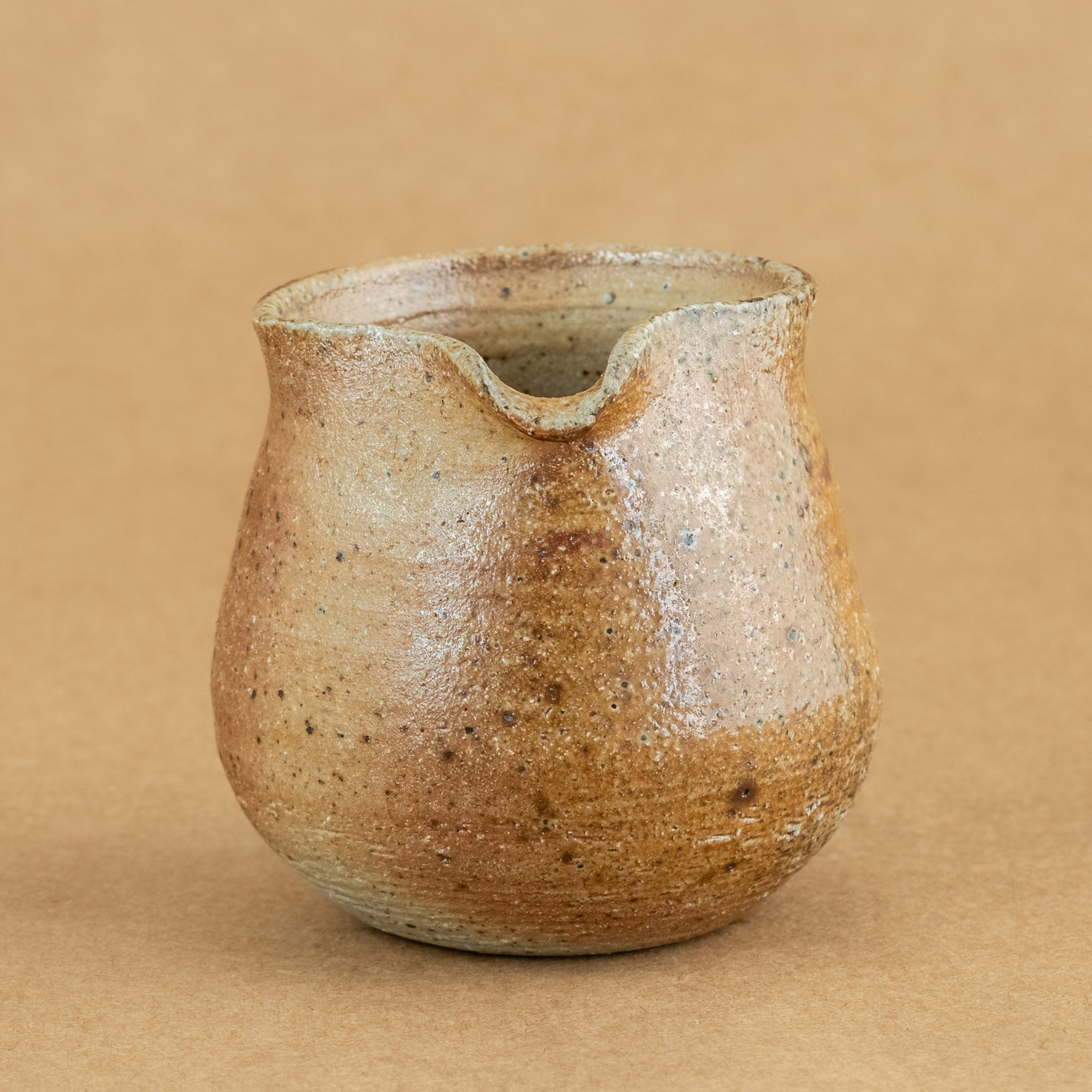 Cha Hai de gres: Cha Hai de gres, una elegante jarra de vertido utilizada en la ceremonia del té, diseñada para disfrutar y apreciar la belleza de la infusión.