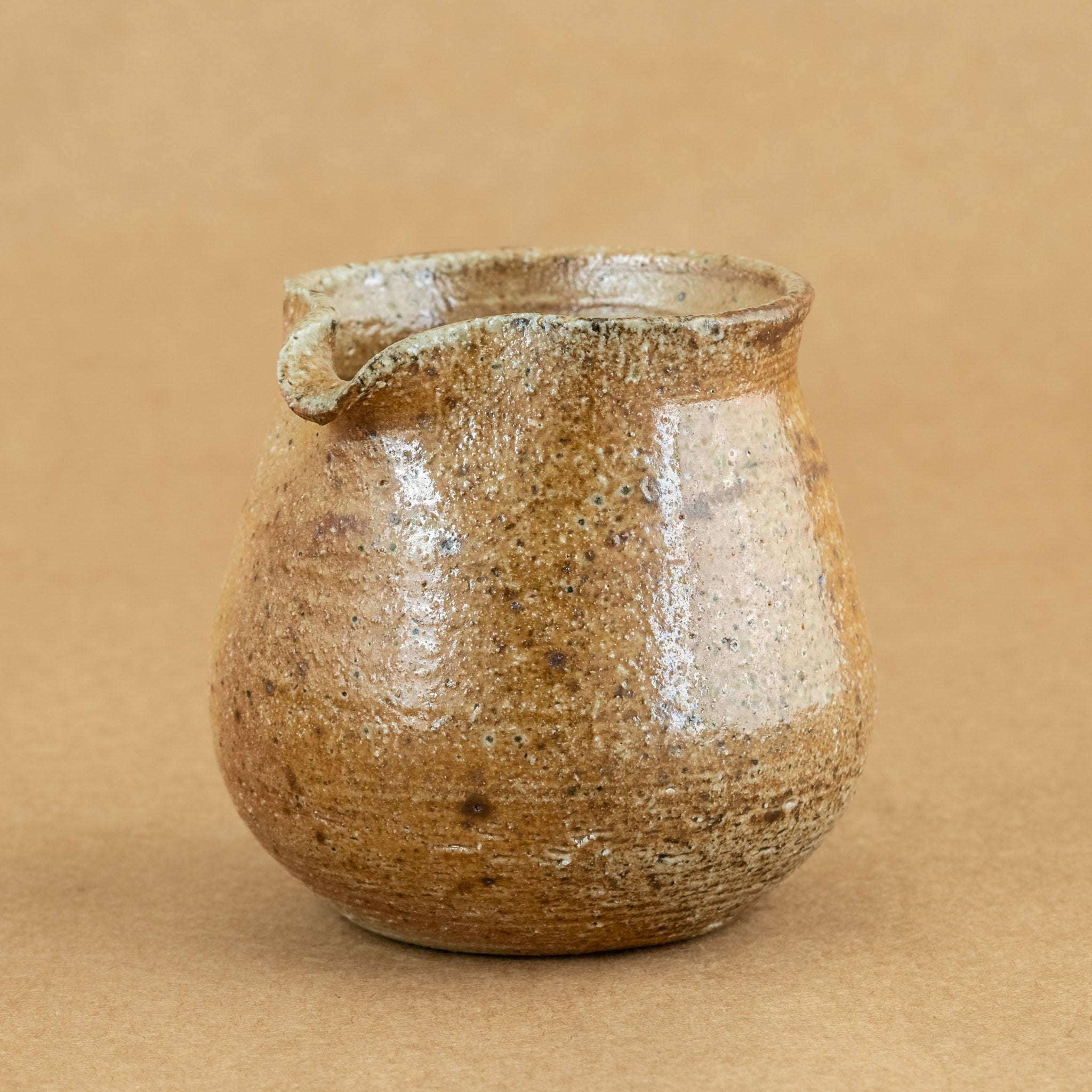 Cha Hai de gres: Cha Hai de gres, una elegante jarra de vertido utilizada en la ceremonia del té, diseñada para disfrutar y apreciar la belleza de la infusión.