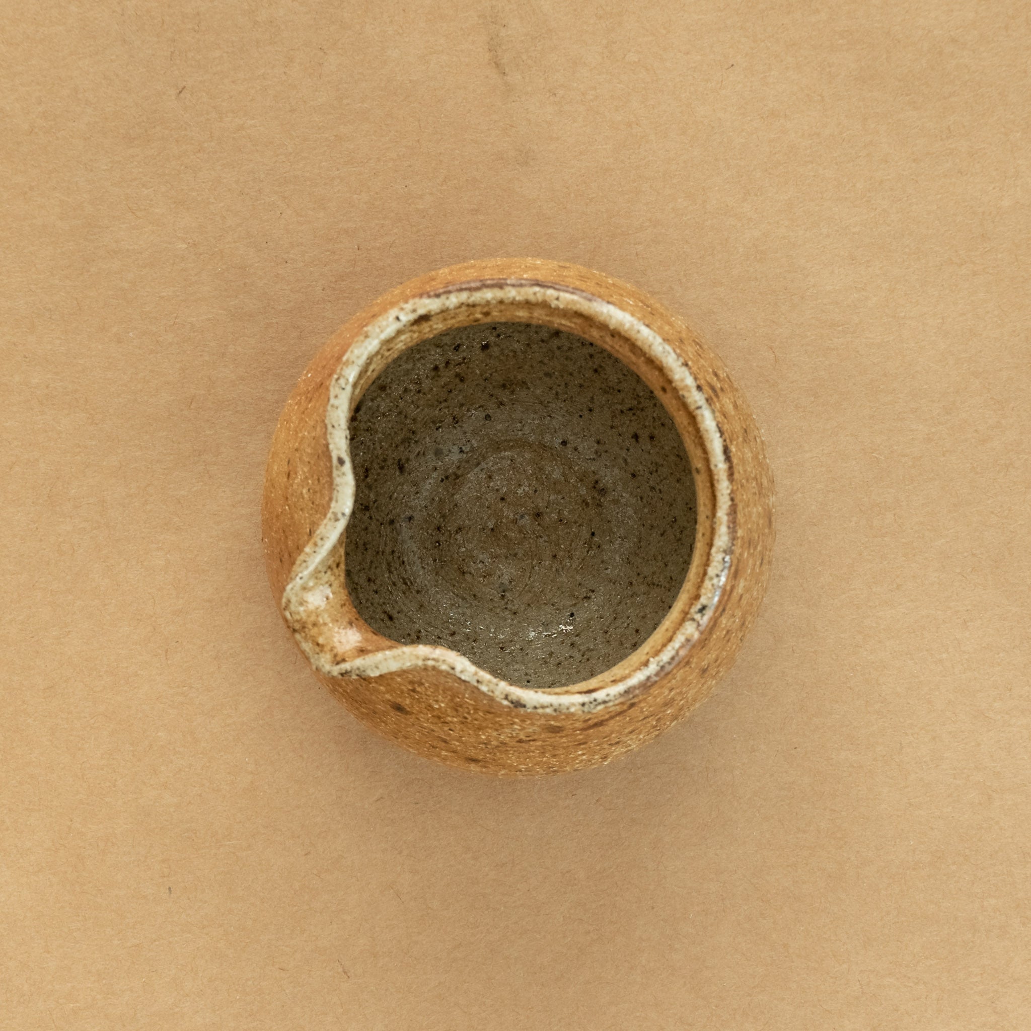 Cha Hai de gres: Cha Hai de gres, una elegante jarra de vertido utilizada en la ceremonia del té, diseñada para disfrutar y apreciar la belleza de la infusión.