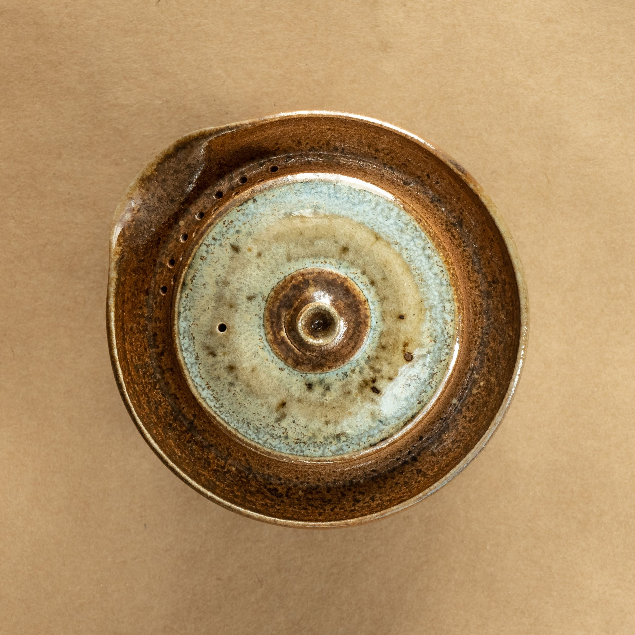 Shiboridashi de gres: Shiboridashi de gres, una pieza única para preparar y servir té de manera tradicional.