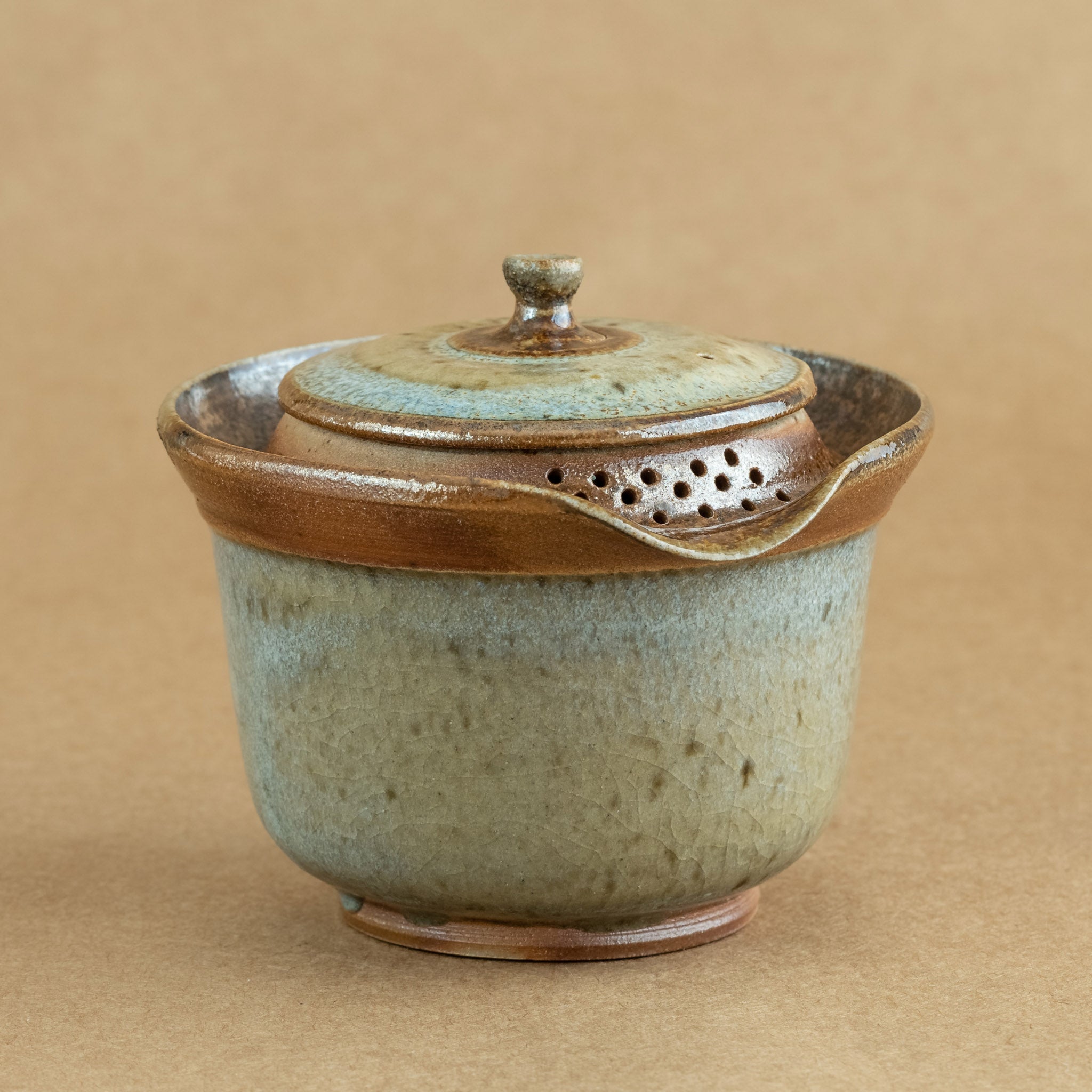Shiboridashi de gres: Shiboridashi de gres, una pieza única para preparar y servir té de manera tradicional.