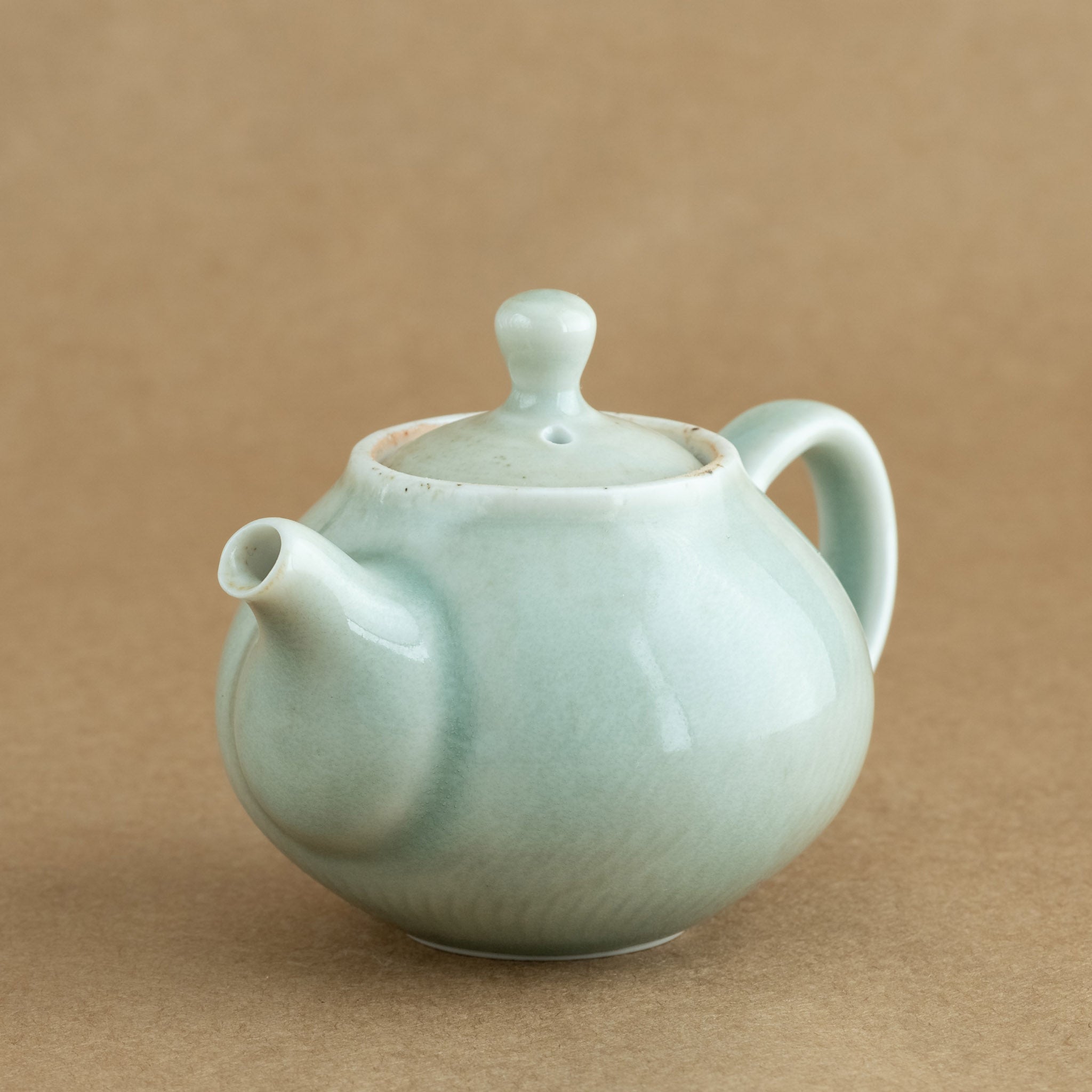 Tetera de porcelana: Tetera de porcelana fina, con un diseño clásico que realza la experiencia de disfrutar del té.