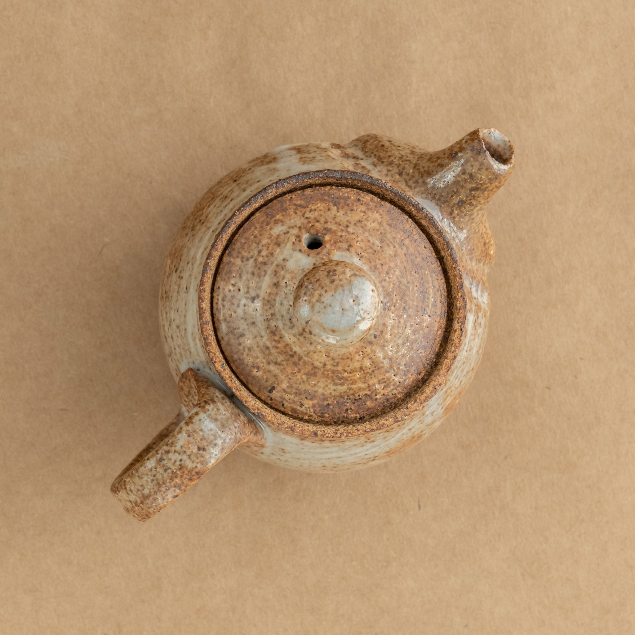 Tetera de gres: Elegante tetera de gres con acabados artesanales, ideal para preparar y disfrutar de tu té favorito.