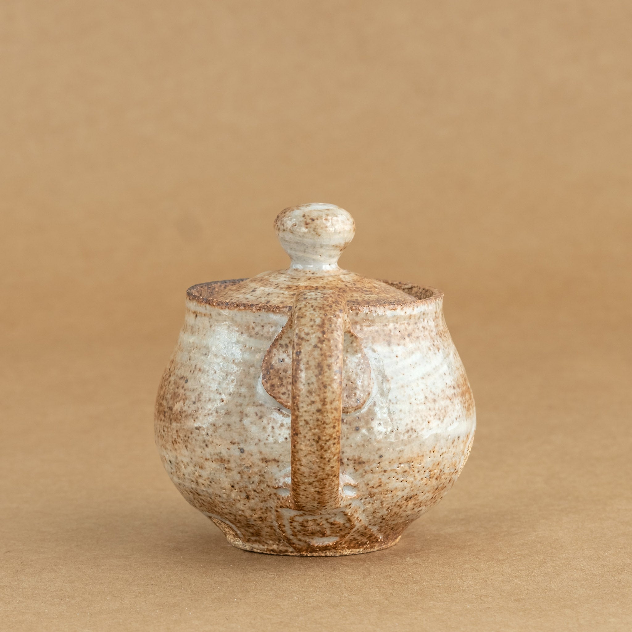 Tetera de gres: Elegante tetera de gres con acabados artesanales, ideal para preparar y disfrutar de tu té favorito.