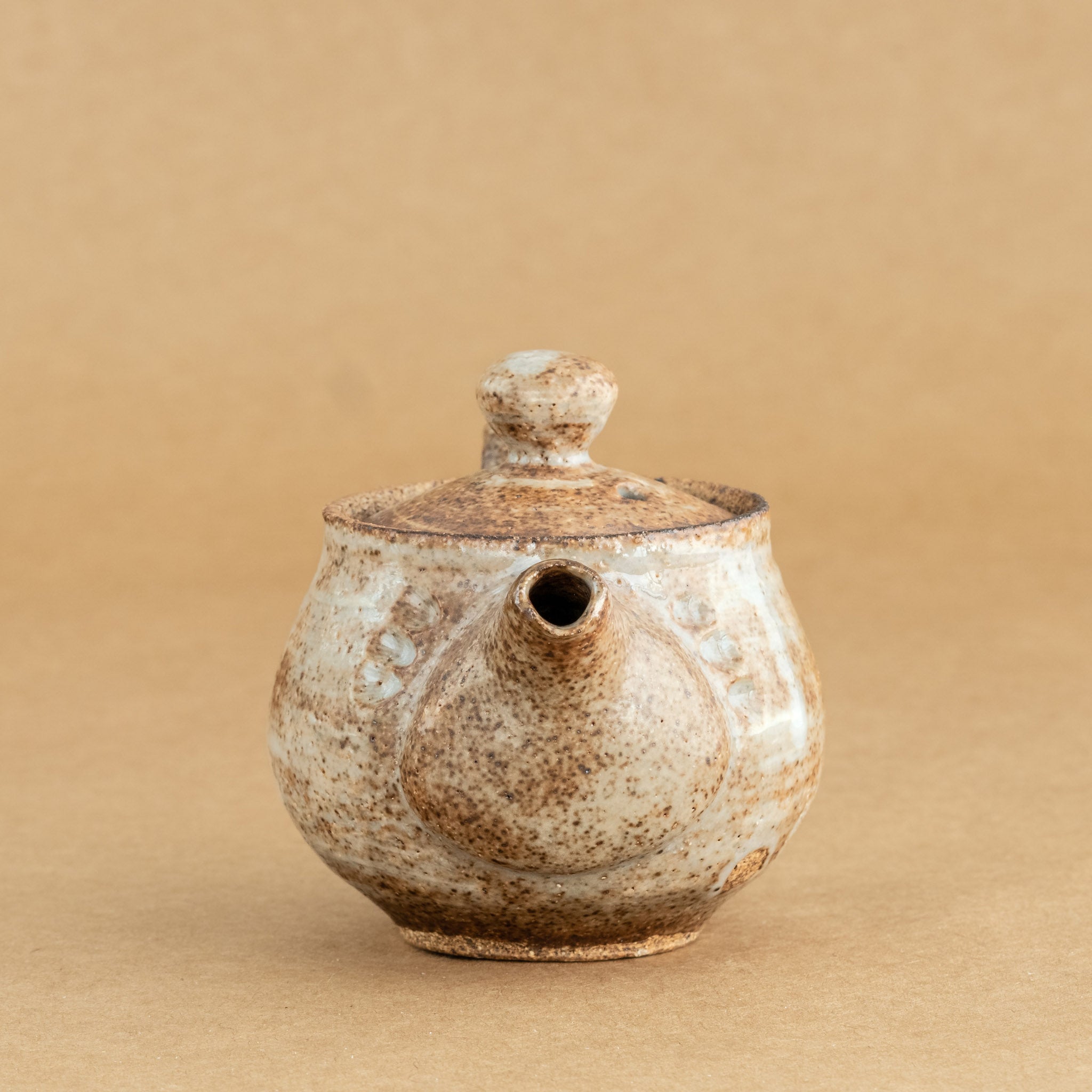 Tetera de gres: Elegante tetera de gres con acabados artesanales, ideal para preparar y disfrutar de tu té favorito.