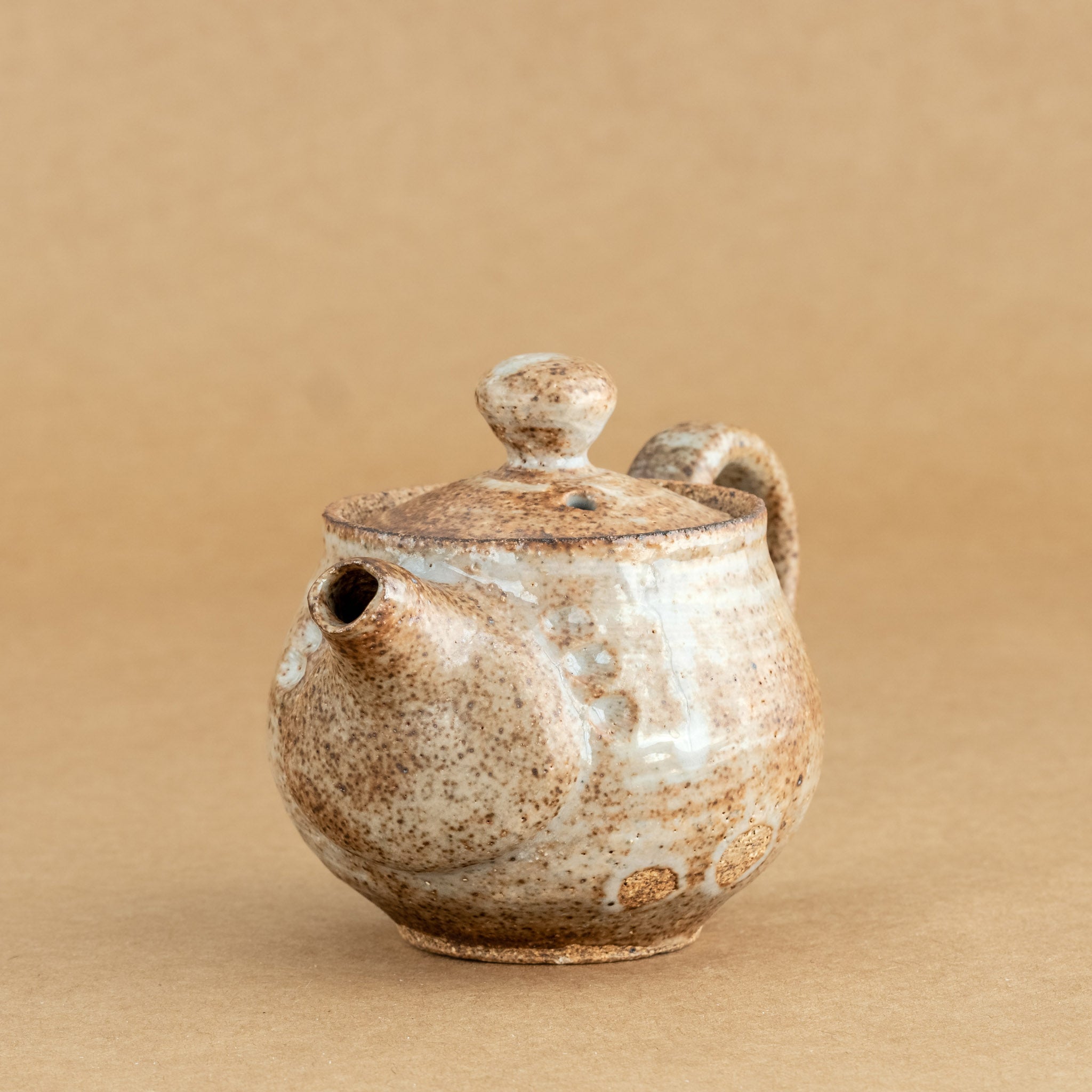 Tetera de gres: Elegante tetera de gres con acabados artesanales, ideal para preparar y disfrutar de tu té favorito.