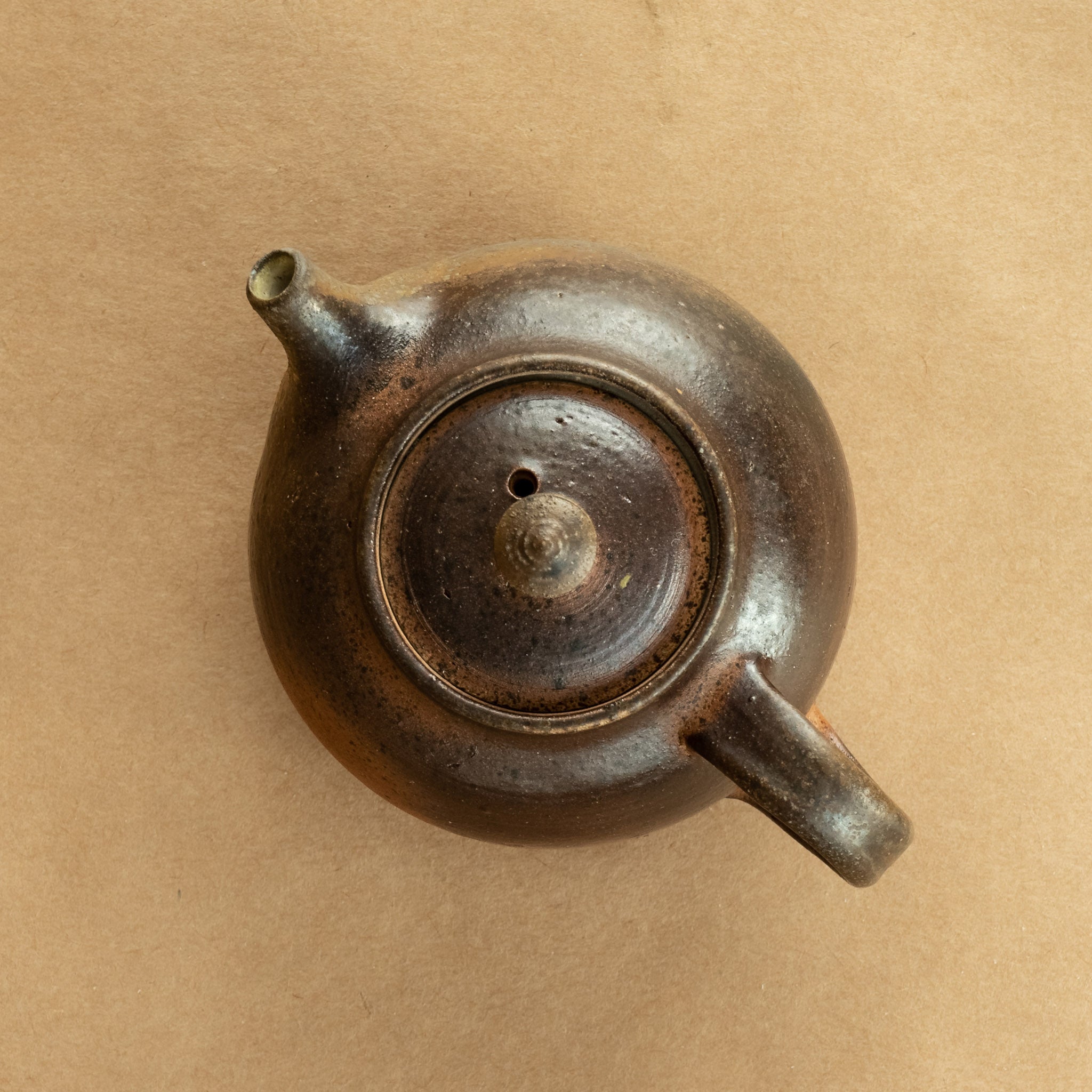 Tetera de gres: Elegante tetera de gres con acabados artesanales, ideal para preparar y disfrutar de tu té favorito.