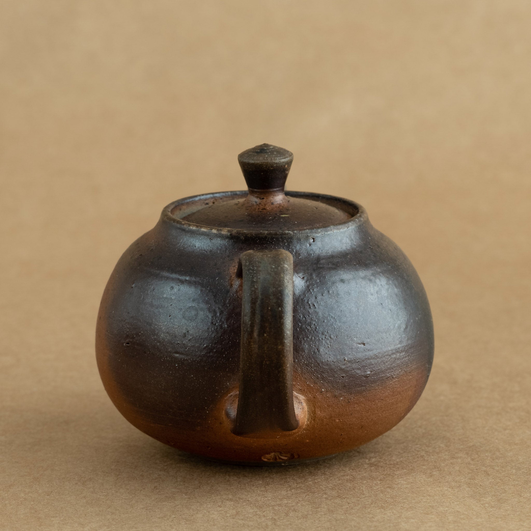 Tetera de gres: Elegante tetera de gres con acabados artesanales, ideal para preparar y disfrutar de tu té favorito.