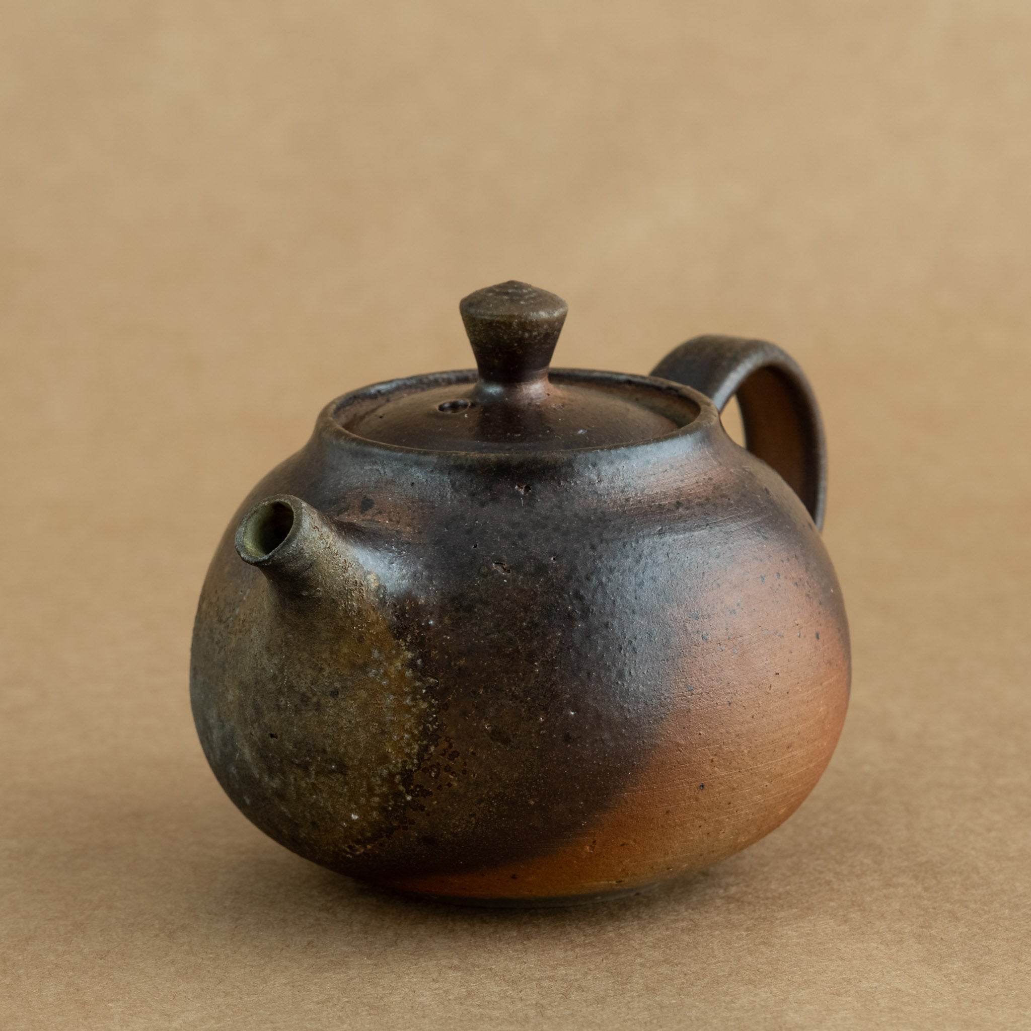 Tetera de gres: Elegante tetera de gres con acabados artesanales, ideal para preparar y disfrutar de tu té favorito.