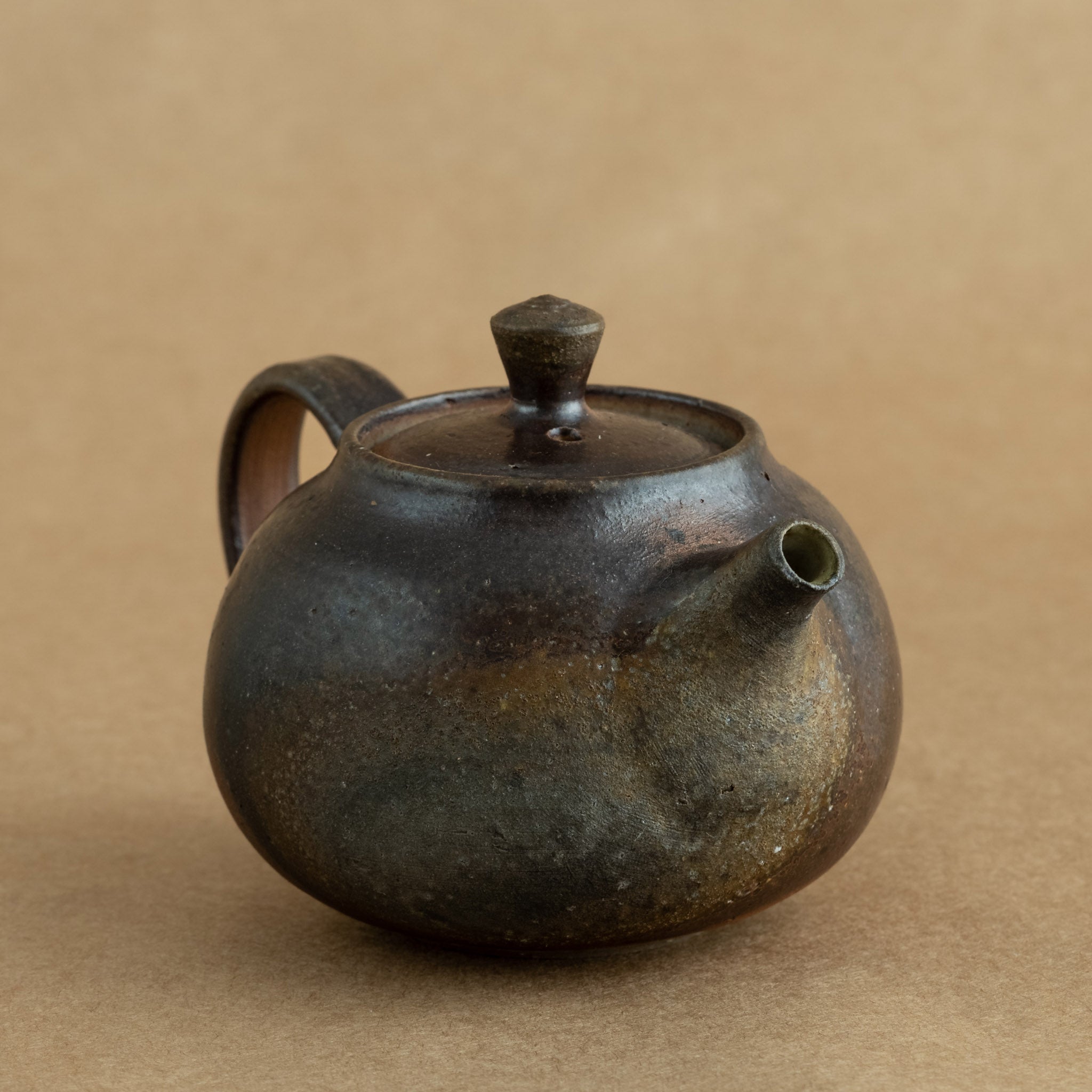 Tetera de gres: Elegante tetera de gres con acabados artesanales, ideal para preparar y disfrutar de tu té favorito.