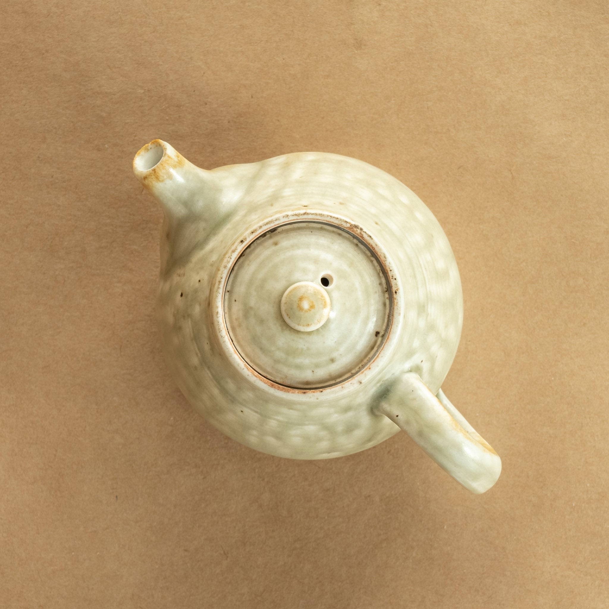 Tetera de porcelana: Tetera de porcelana fina, con un diseño clásico que realza la experiencia de disfrutar del té.
