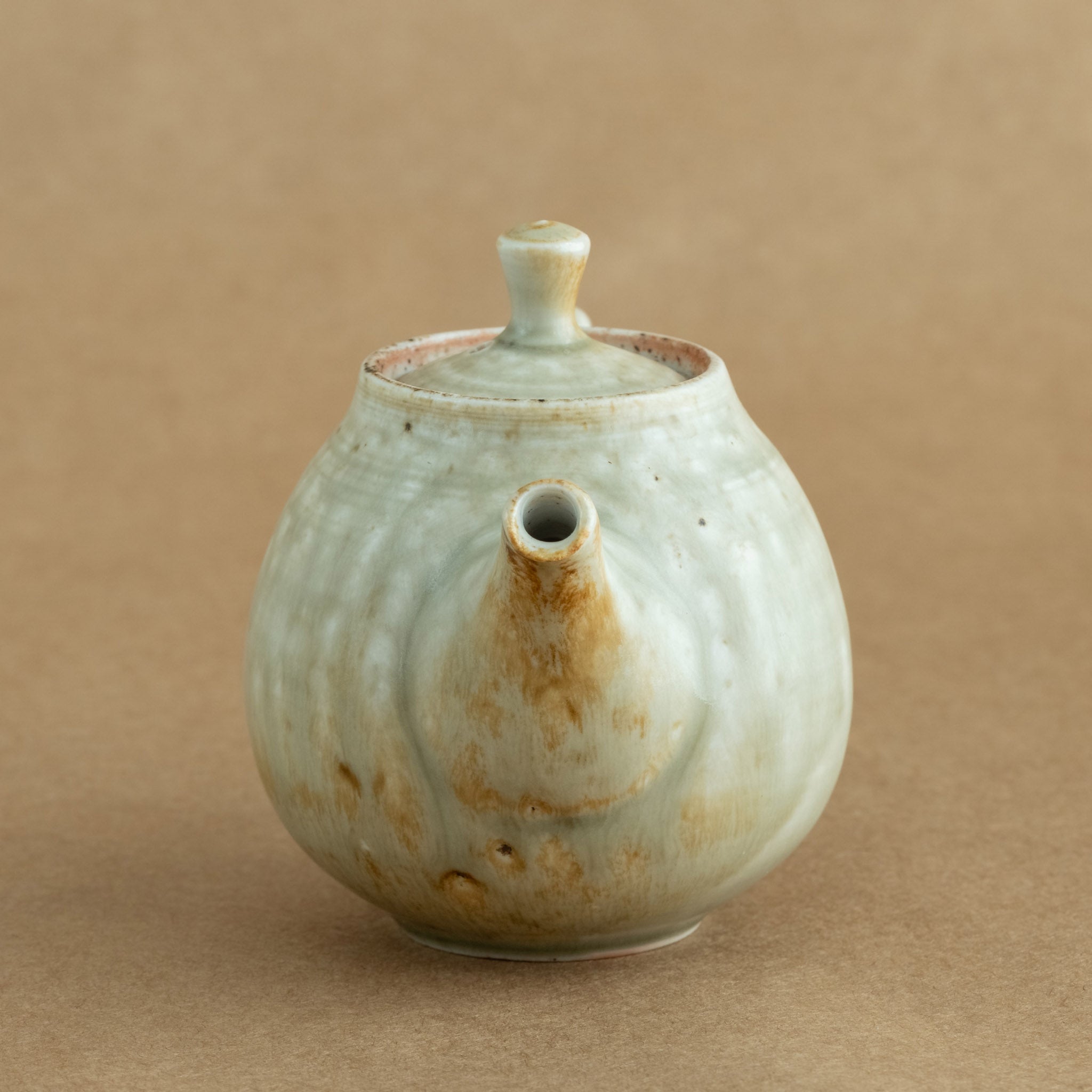 Tetera de porcelana: Tetera de porcelana fina, con un diseño clásico que realza la experiencia de disfrutar del té.