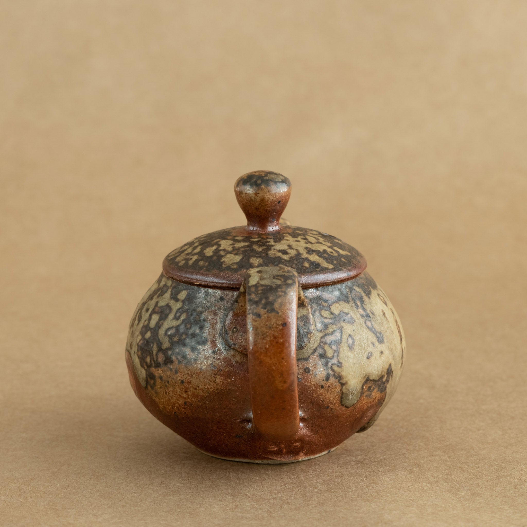 Tetera de gres: Elegante tetera de gres con acabados artesanales, ideal para preparar y disfrutar de tu té favorito.