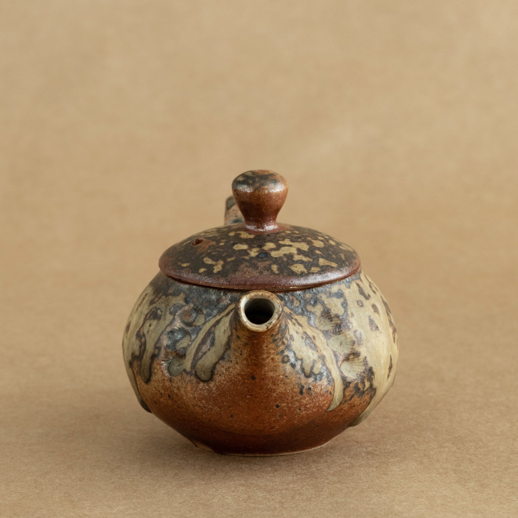 Tetera de gres: Elegante tetera de gres con acabados artesanales, ideal para preparar y disfrutar de tu té favorito.