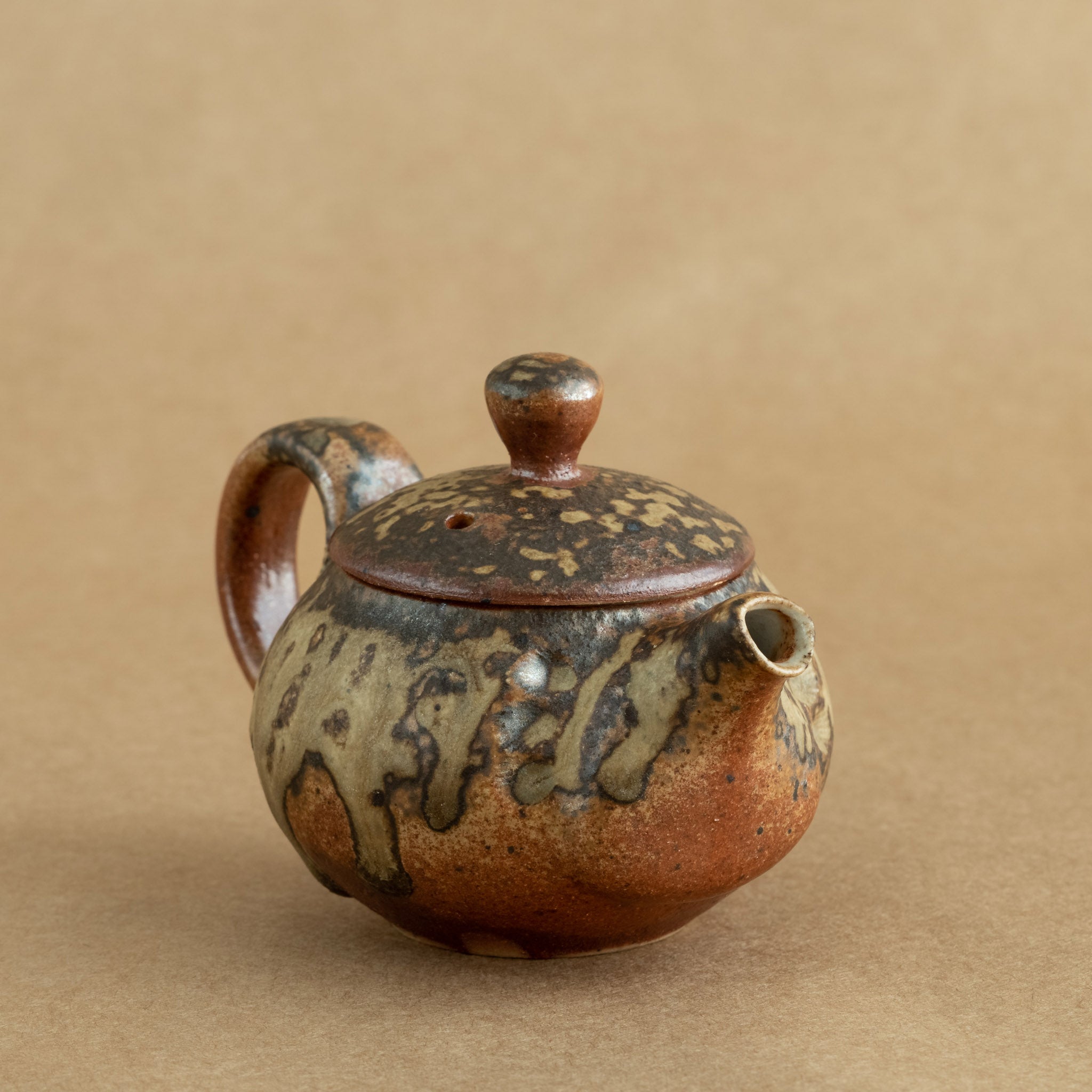 Tetera de gres: Elegante tetera de gres con acabados artesanales, ideal para preparar y disfrutar de tu té favorito.